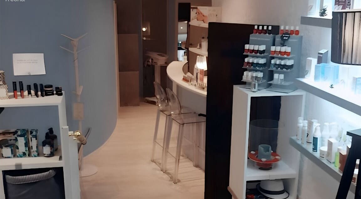 Intérieur moderne et chic de Lumin'Essences à Lutry, Vaud, CH, avec produits de beauté en exposition.