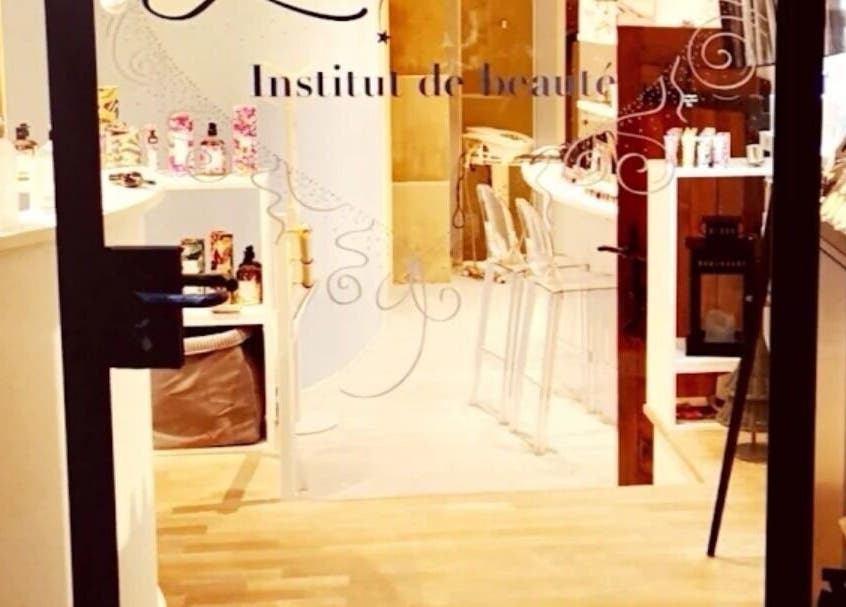 Entrée charmante de Lumin'Essences à Lutry, Vaud, CH, accueillant avec élégance et style.