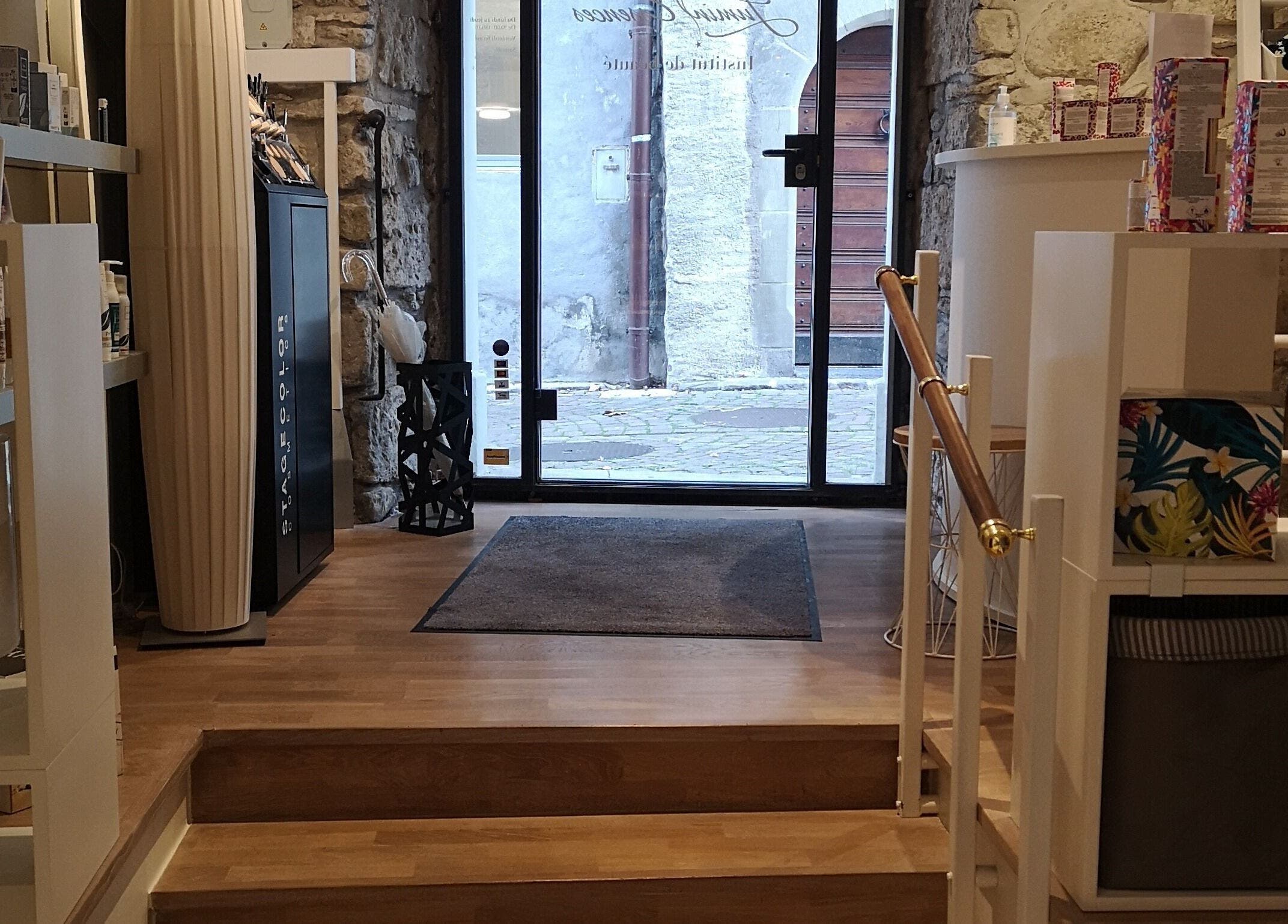 Entrée accueillante de Lumin'Essences à Lutry, Vaud, CH avec intérieur moderne et chic.