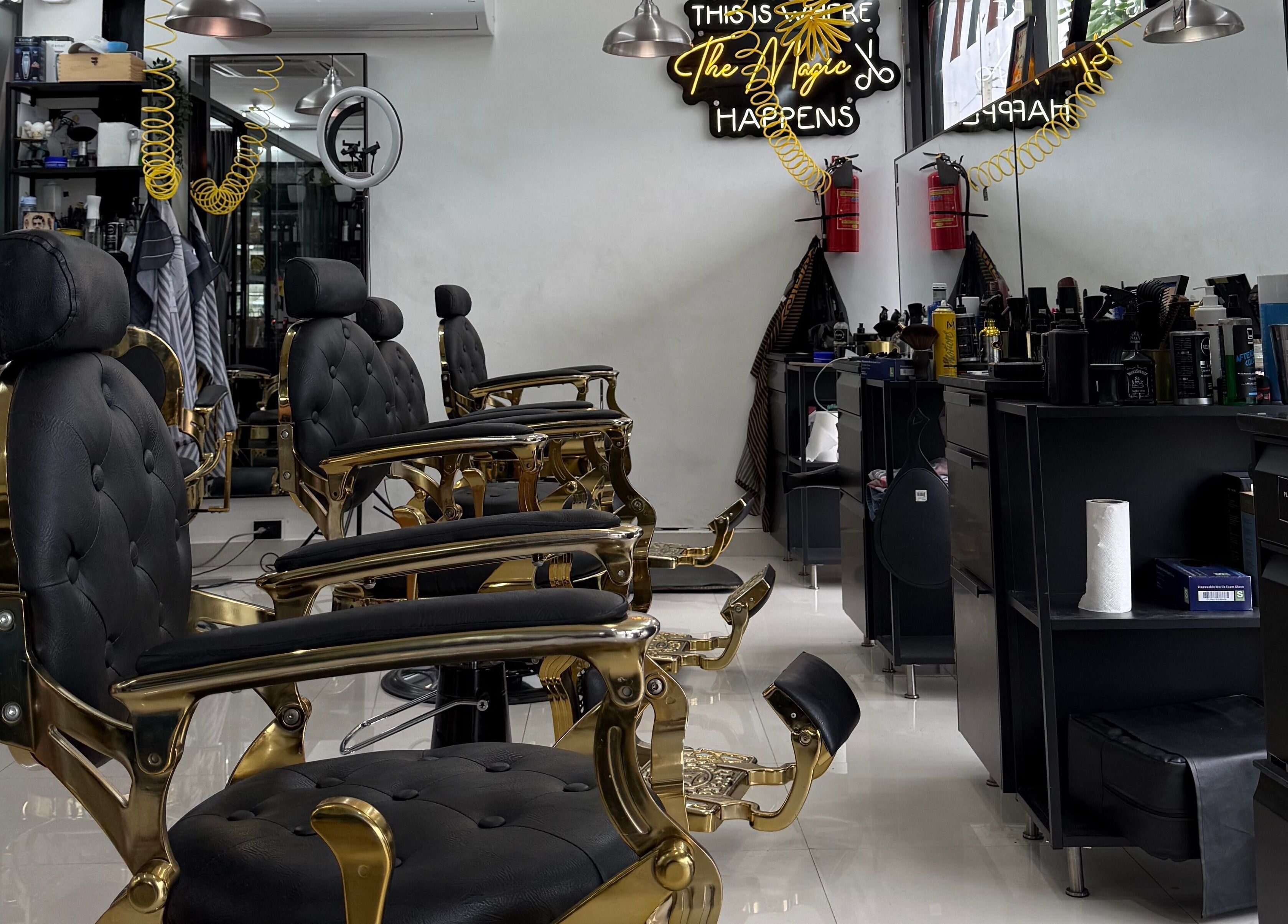 Sillas lujosas en Mr. Moustache Barbershop, Santiago De Los Caballeros, Santiago, DO.