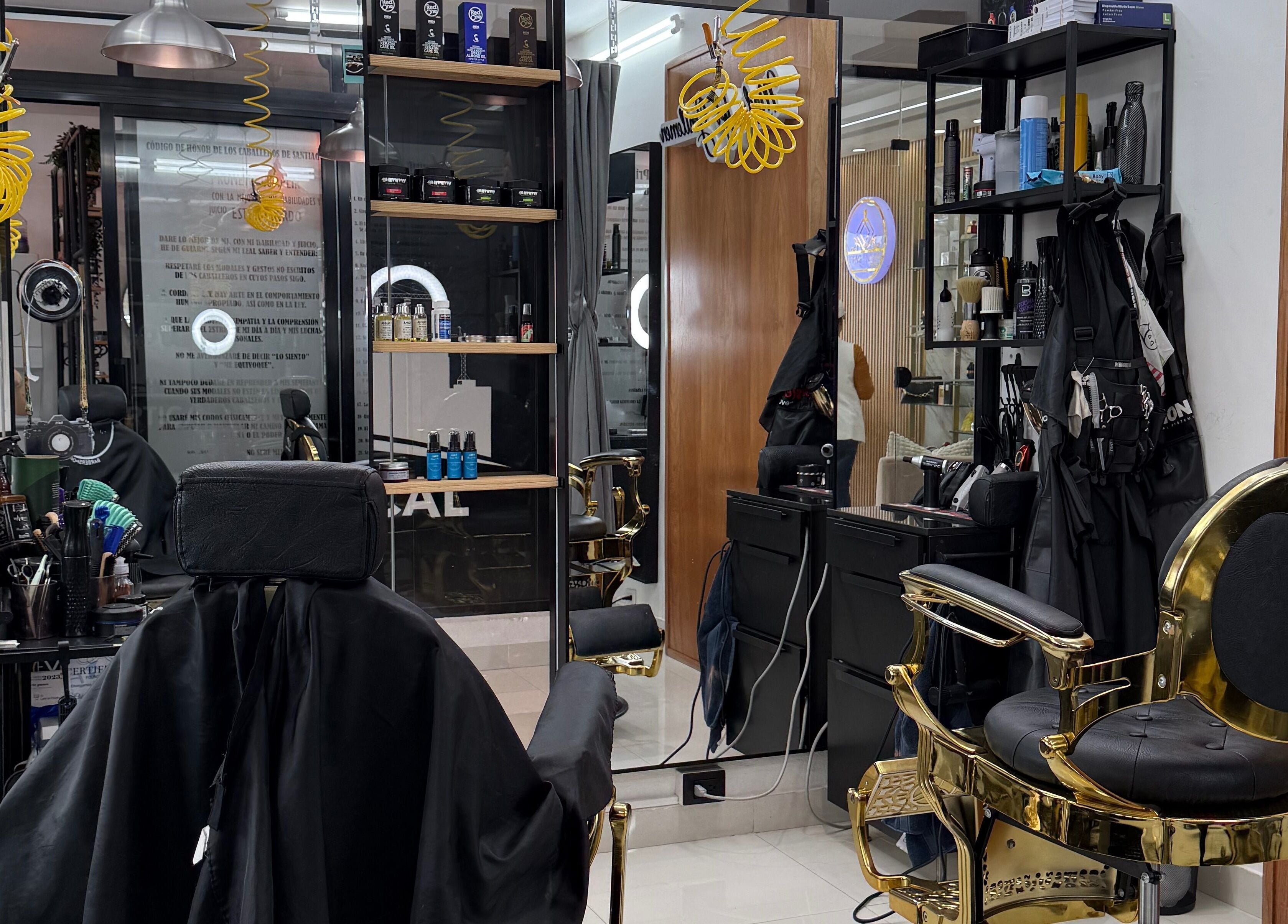 Interior de Mr. Moustache Barbershop en Santiago De Los Caballeros, Santiago, DO, mostrando sillas y productos de cuidado.