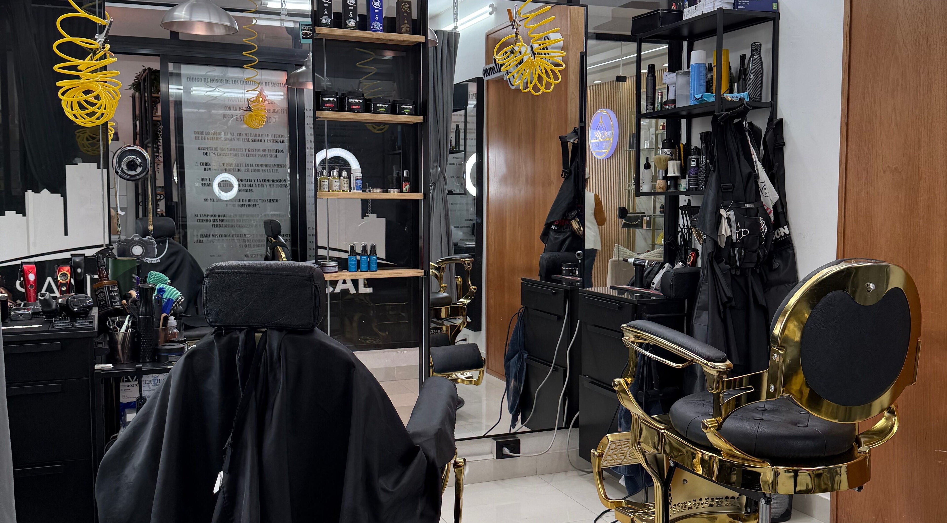 Interior de Mr. Moustache Barbershop en Santiago De Los Caballeros, Santiago, DO, mostrando sillas y productos de cuidado.