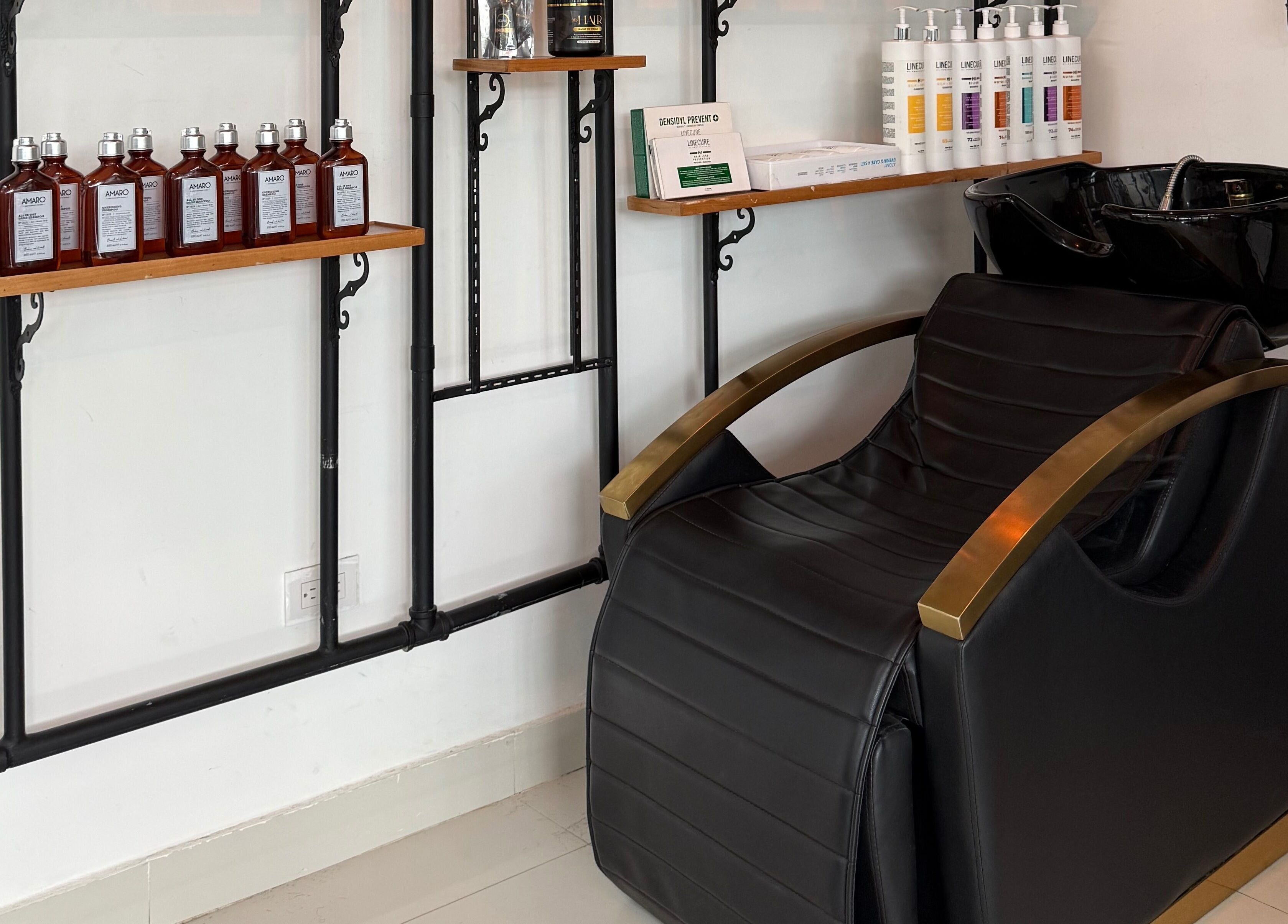 Silla elegante en Mr. Moustache Barbershop, Santiago De Los Caballeros, Santiago, DO. Estilo y confort.