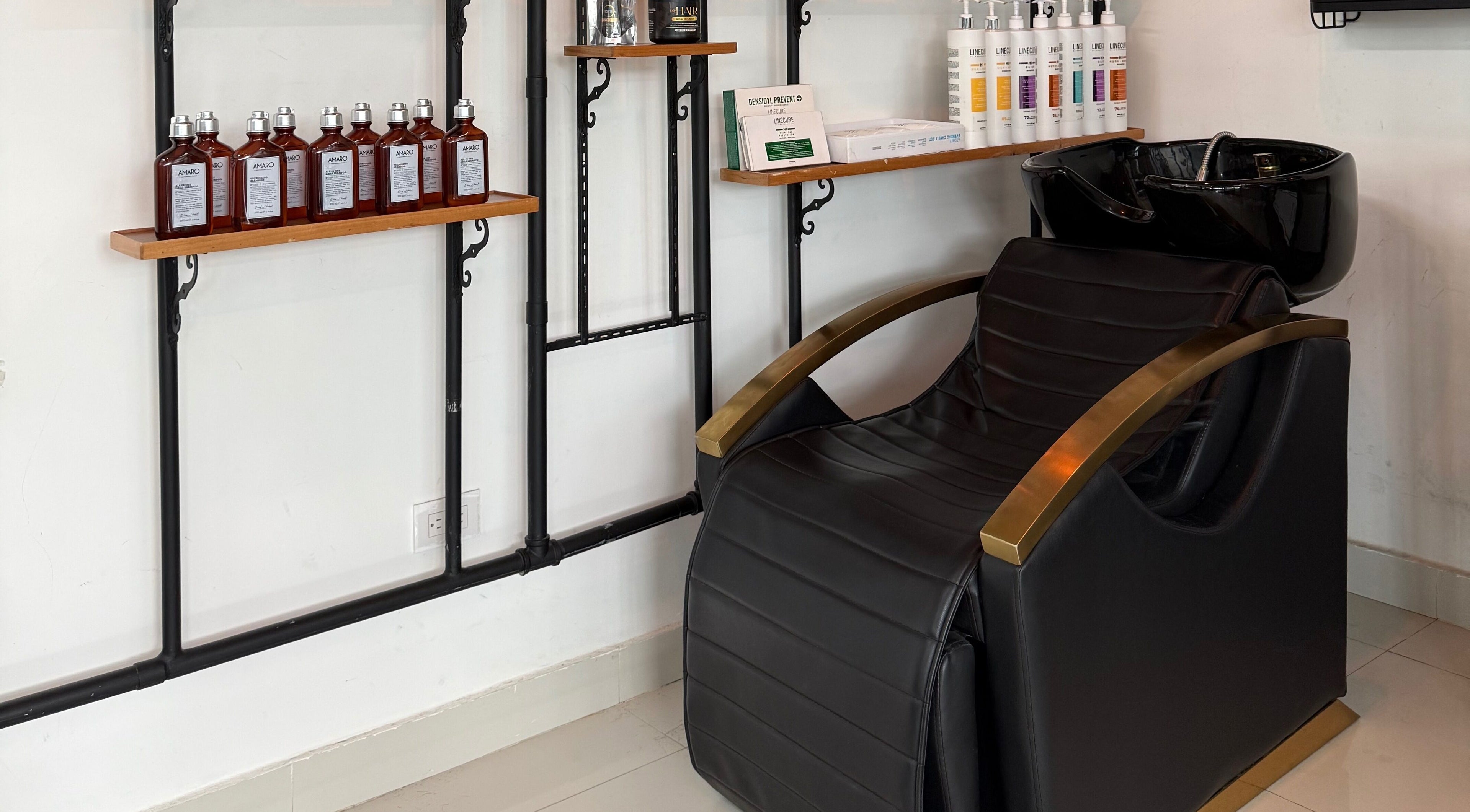 Silla elegante en Mr. Moustache Barbershop, Santiago De Los Caballeros, Santiago, DO. Estilo y confort.