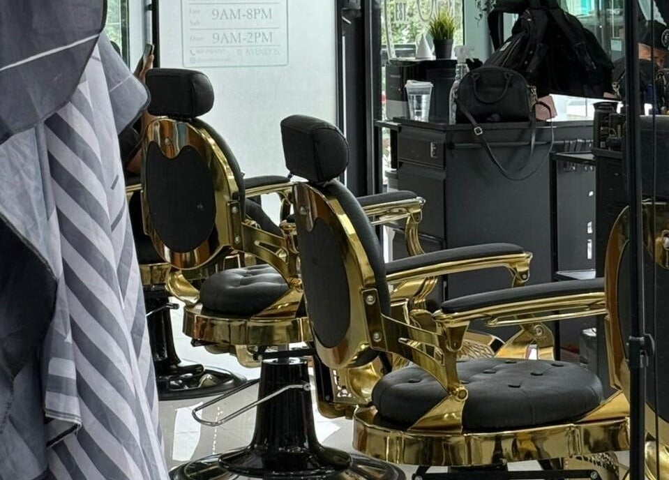 Sillas de barbero doradas en Mr. Moustache Barbershop, Santiago De Los Caballeros, Santiago, DO.