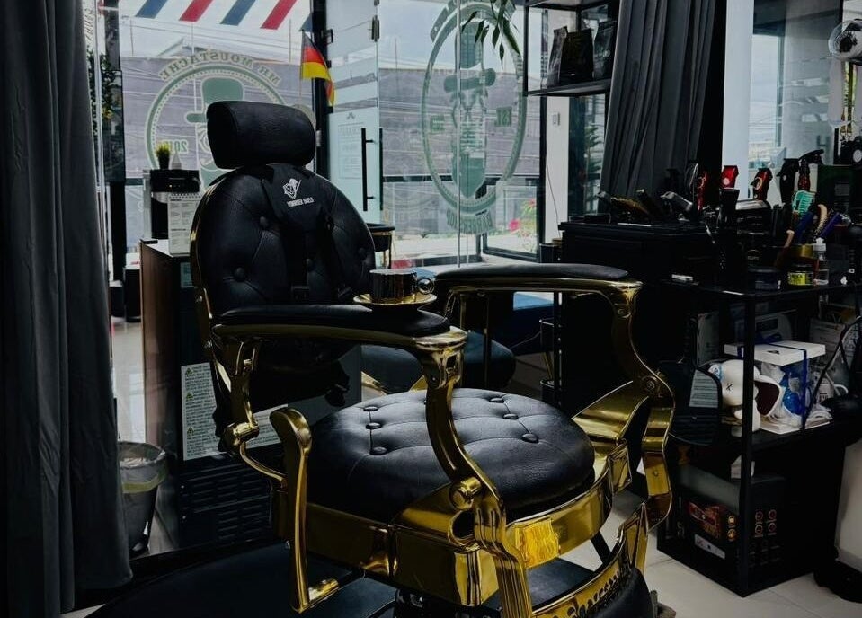 Silla de barbero de cuero negro y dorado en Mr. Moustache Barbershop, Santiago De Los Caballeros, Santiago, DO.