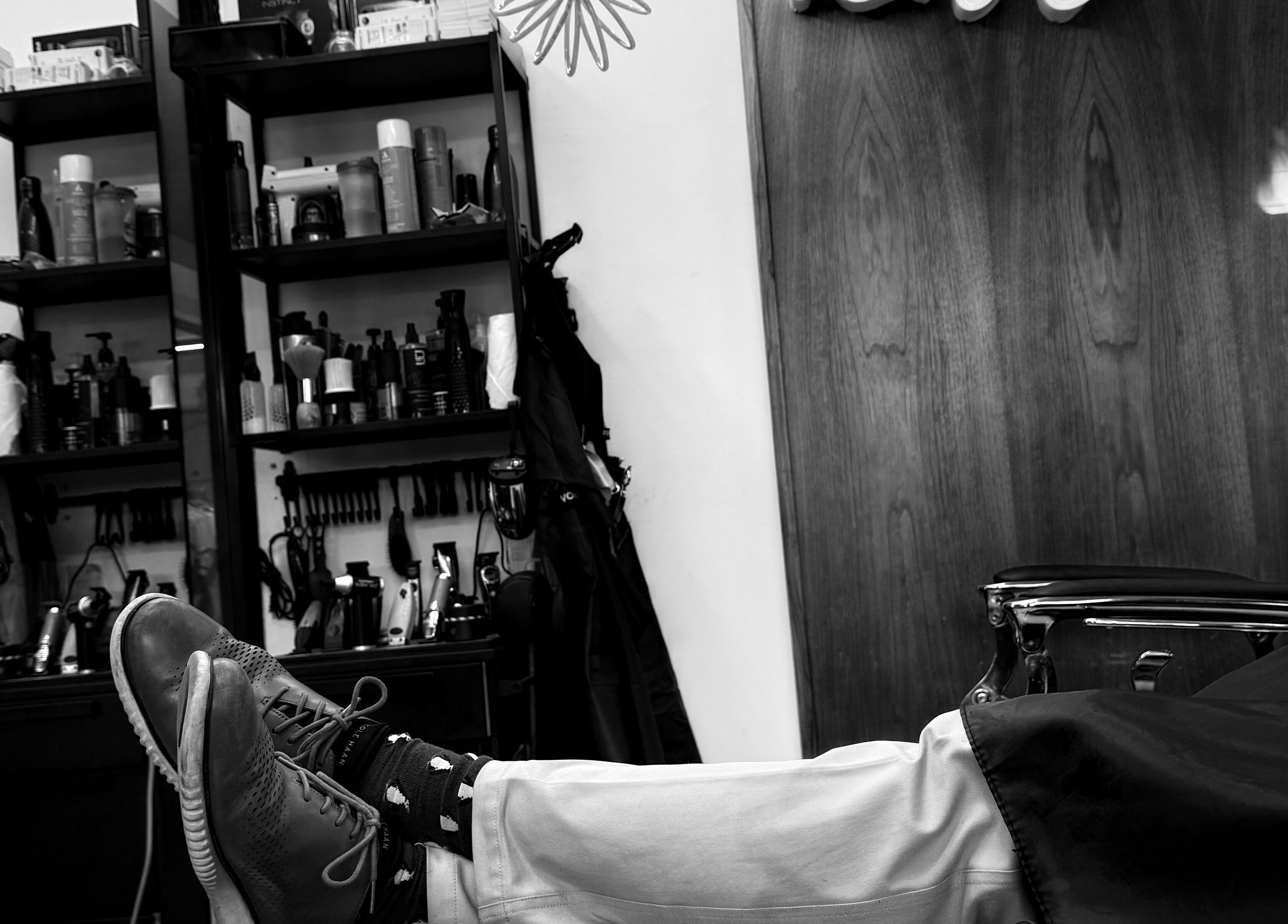 Silla de barbero en Mr. Moustache Barbershop, Santiago De Los Caballeros, Santiago, DO, con cliente relajado.