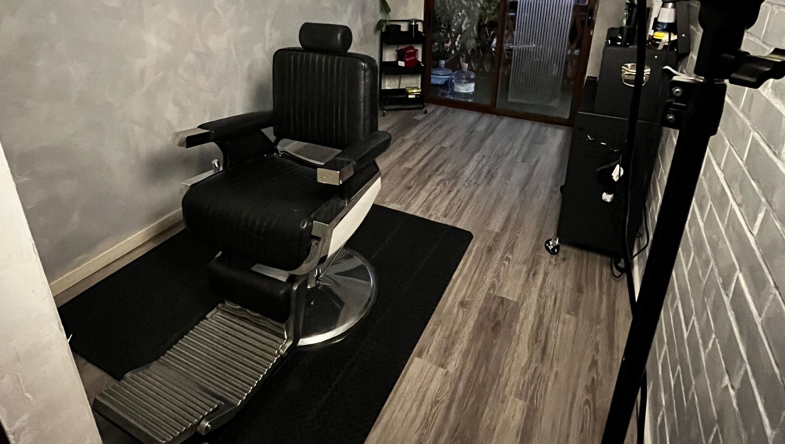 Silla de barbero clásica en Gato Negro Estudio Barber, Talagante, Región Metropolitana, CL.