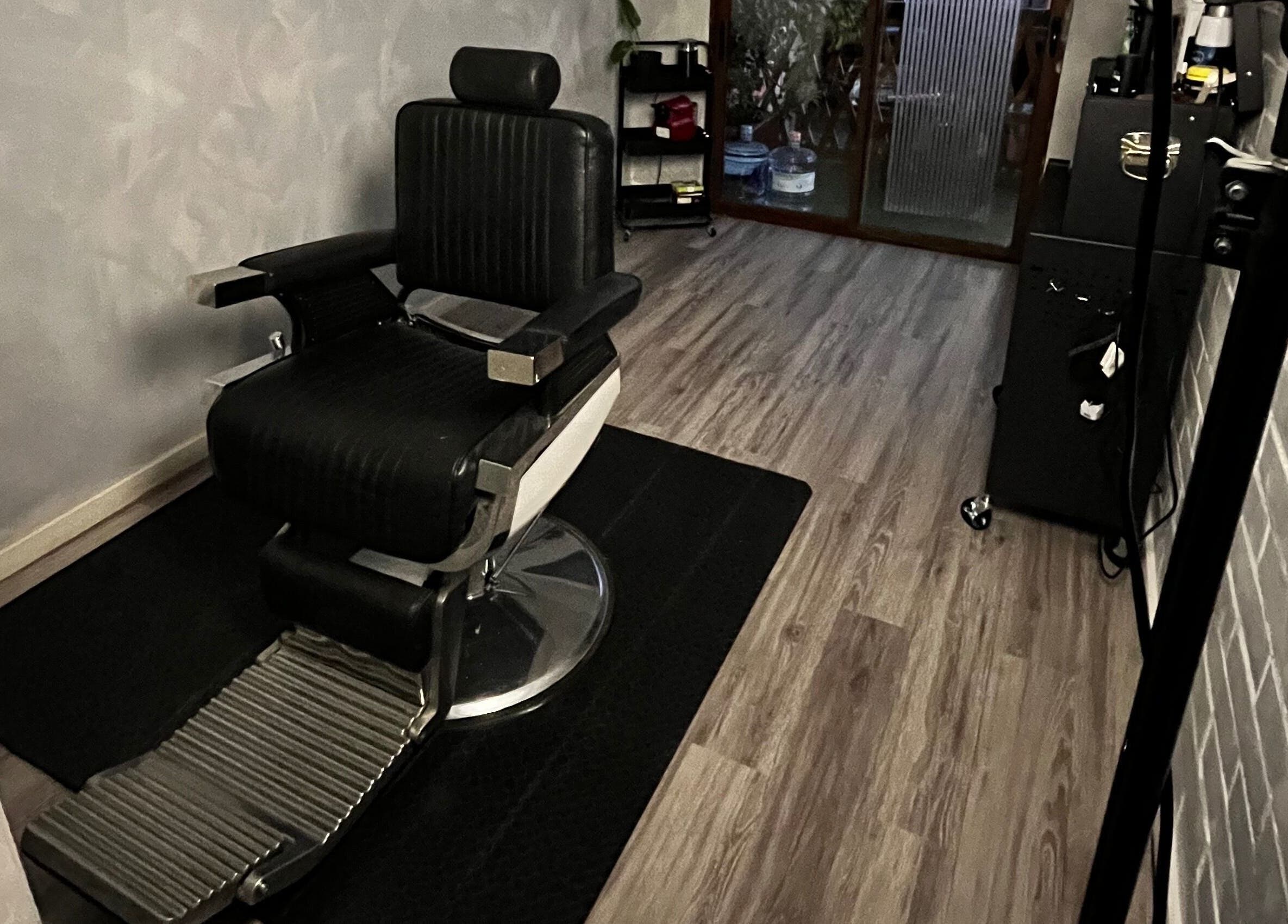 Silla de barbero clásica en Gato Negro Estudio Barber, Talagante, Región Metropolitana, CL.