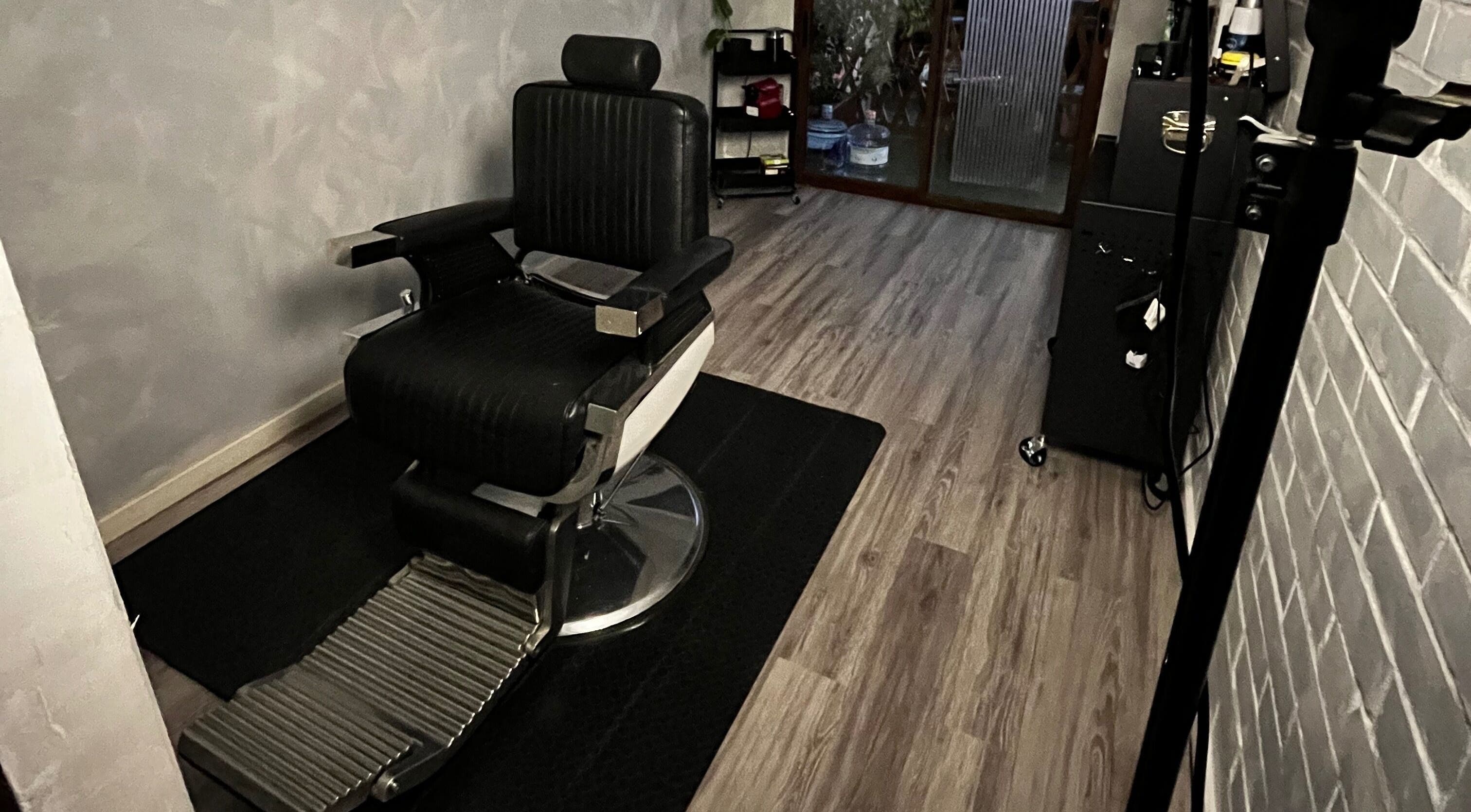 Silla de barbero clásica en Gato Negro Estudio Barber, Talagante, Región Metropolitana, CL.