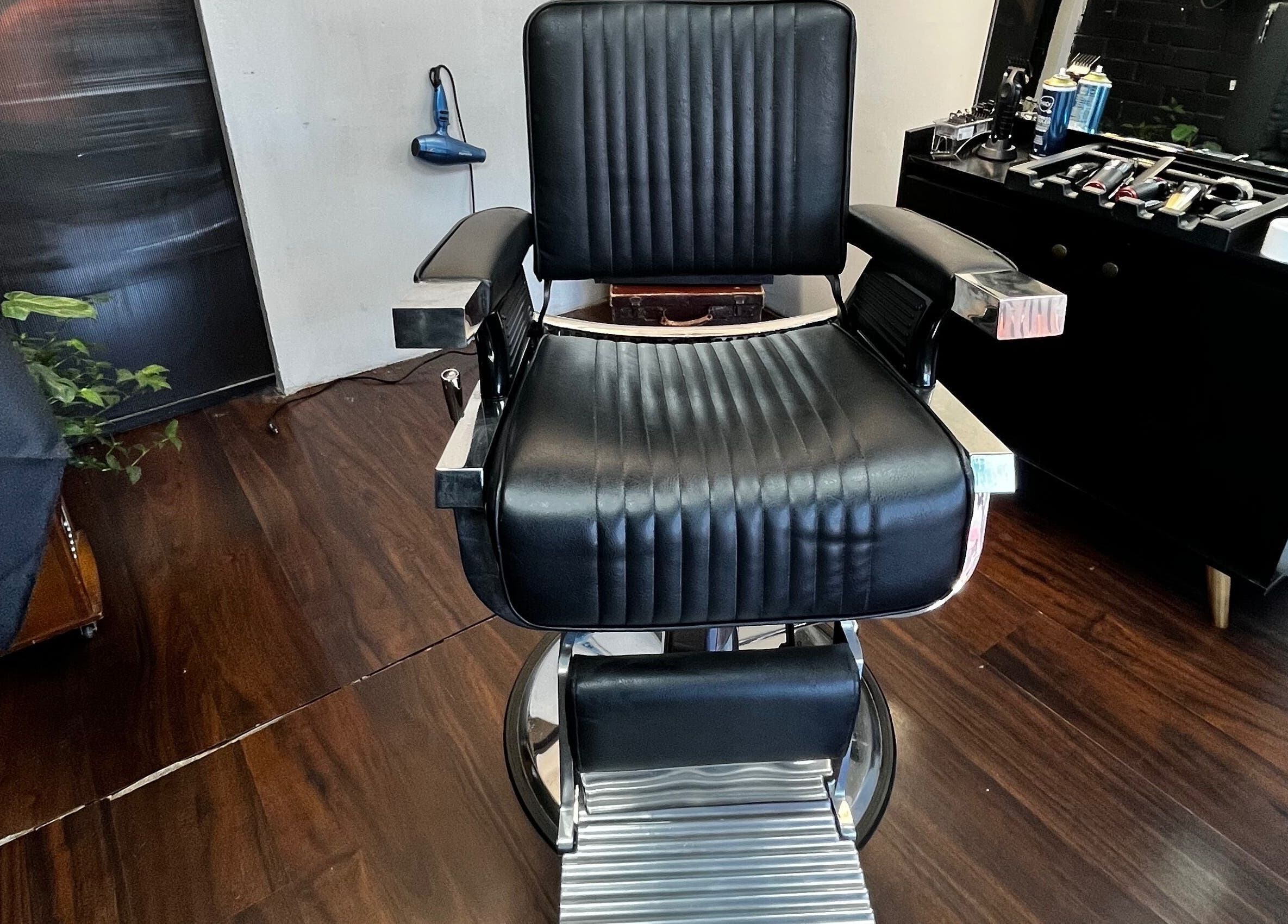 Silla de barbero elegante en Gato Negro Estudio Barber, Talagante, Región Metropolitana, CL.