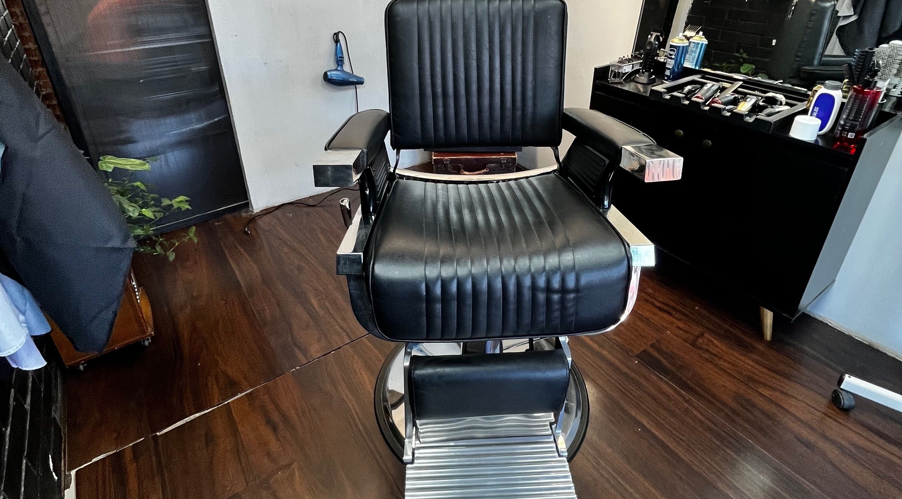 Silla de barbero elegante en Gato Negro Estudio Barber, Talagante, Región Metropolitana, CL.