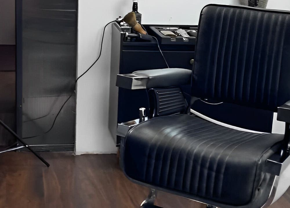 Silla de barbería clásica en Gato Negro Estudio Barber, Talagante, Región Metropolitana, CL.