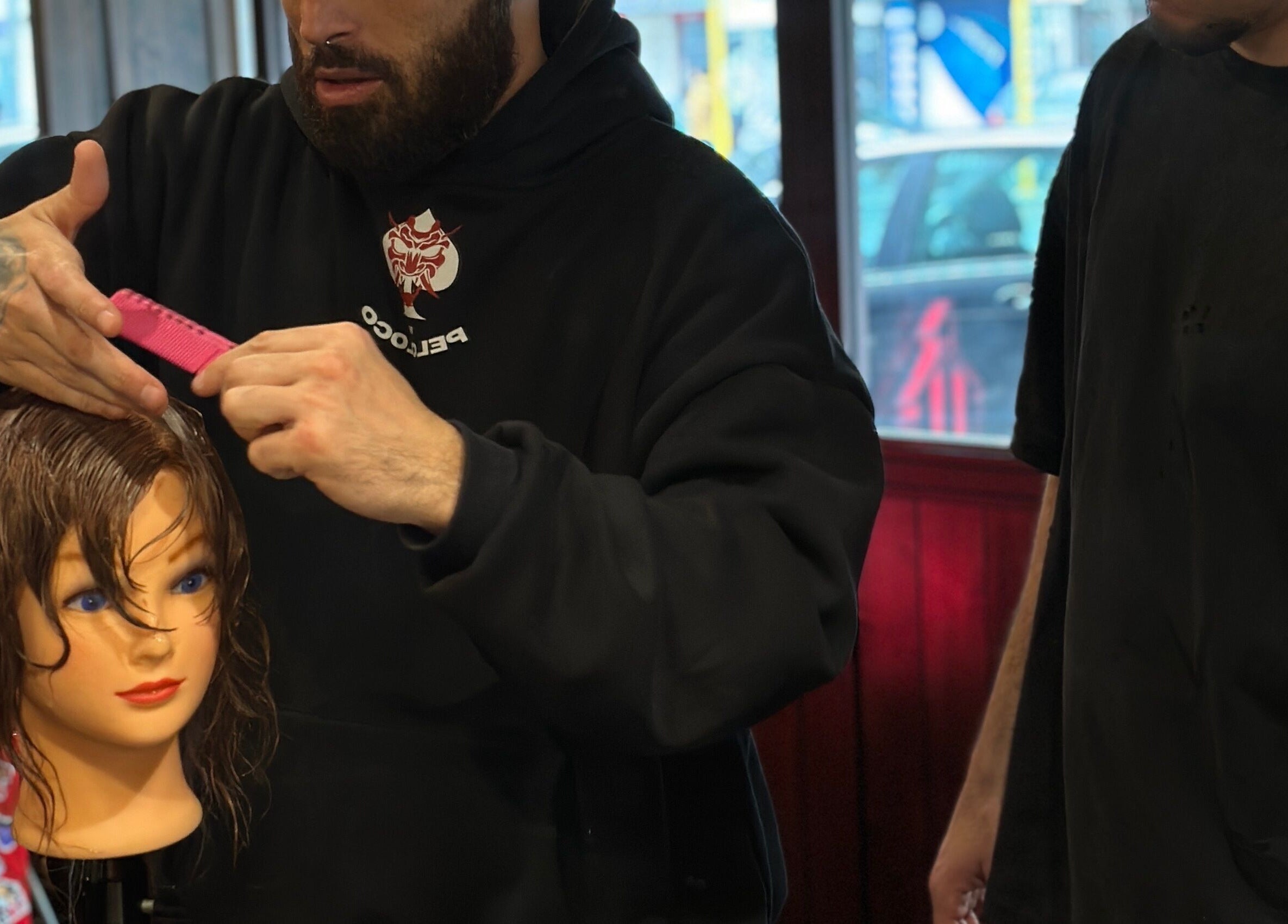 Taglio capelli su manichino a Peloloco Tiburtina, Roma, Lazio, IT.
