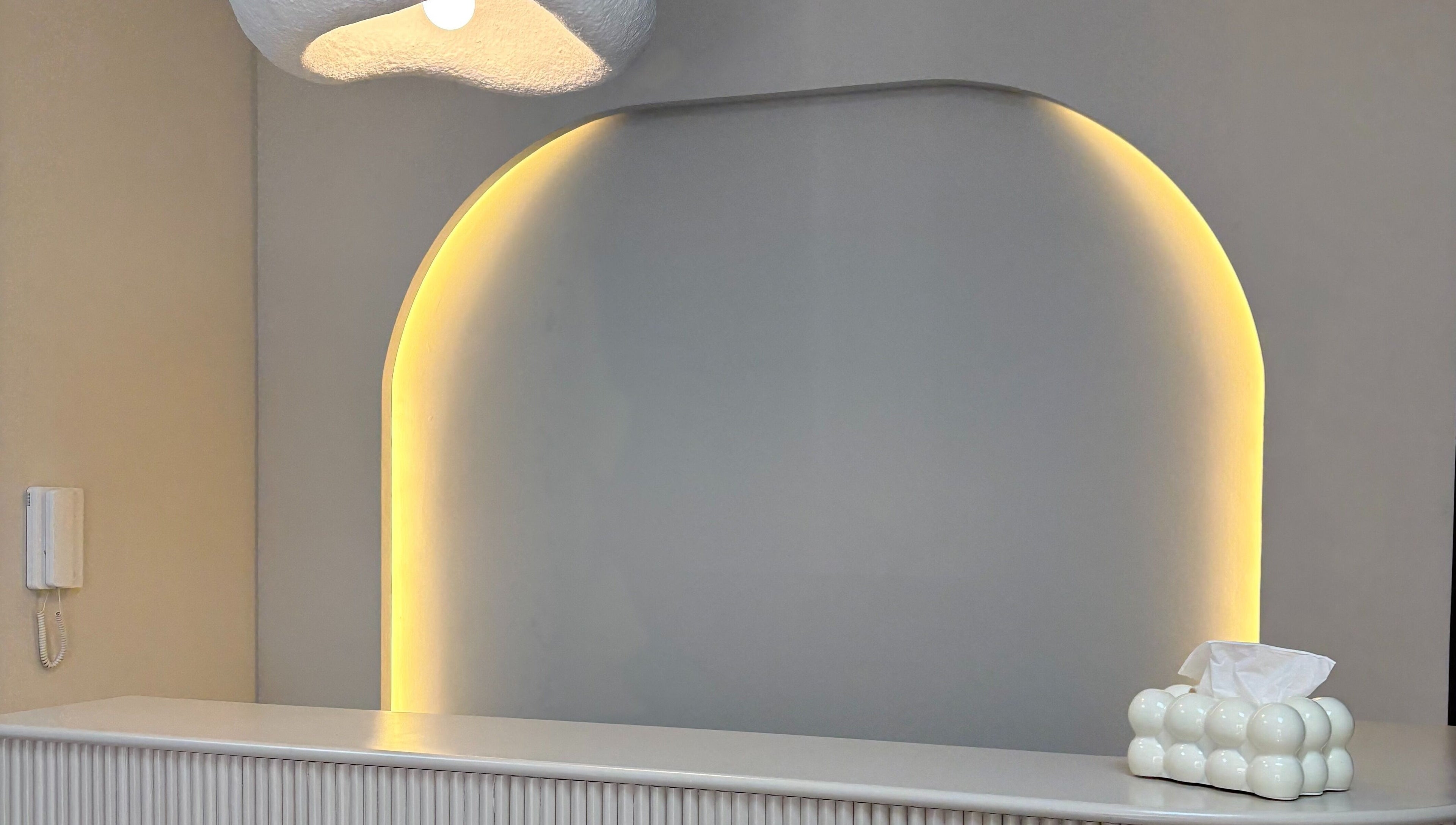 Réception élégante du Jasmine Skin Clinic à El Jadida, Casablanca-settat, MA, éclairée avec style moderne.