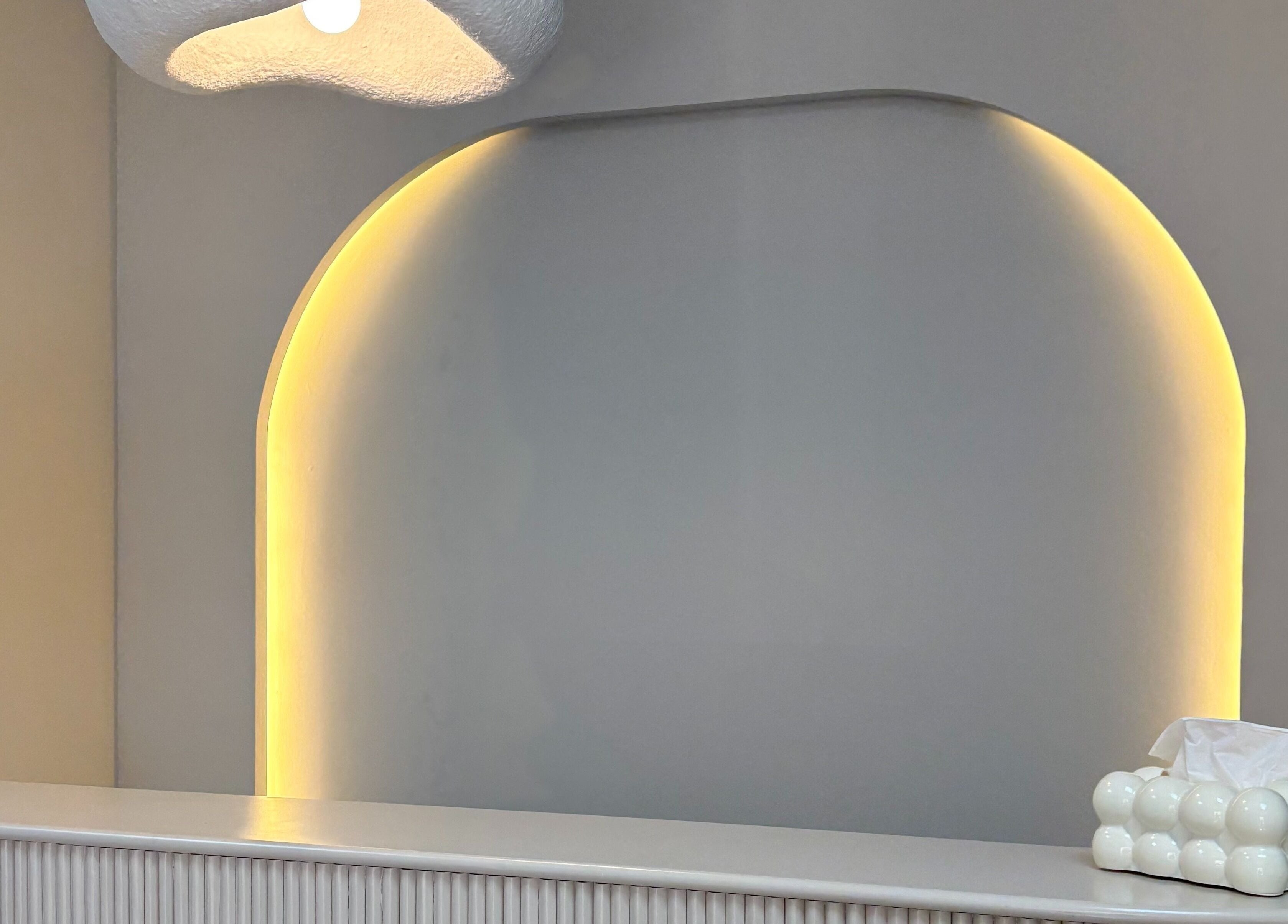 Réception élégante du Jasmine Skin Clinic à El Jadida, Casablanca-settat, MA, éclairée avec style moderne.