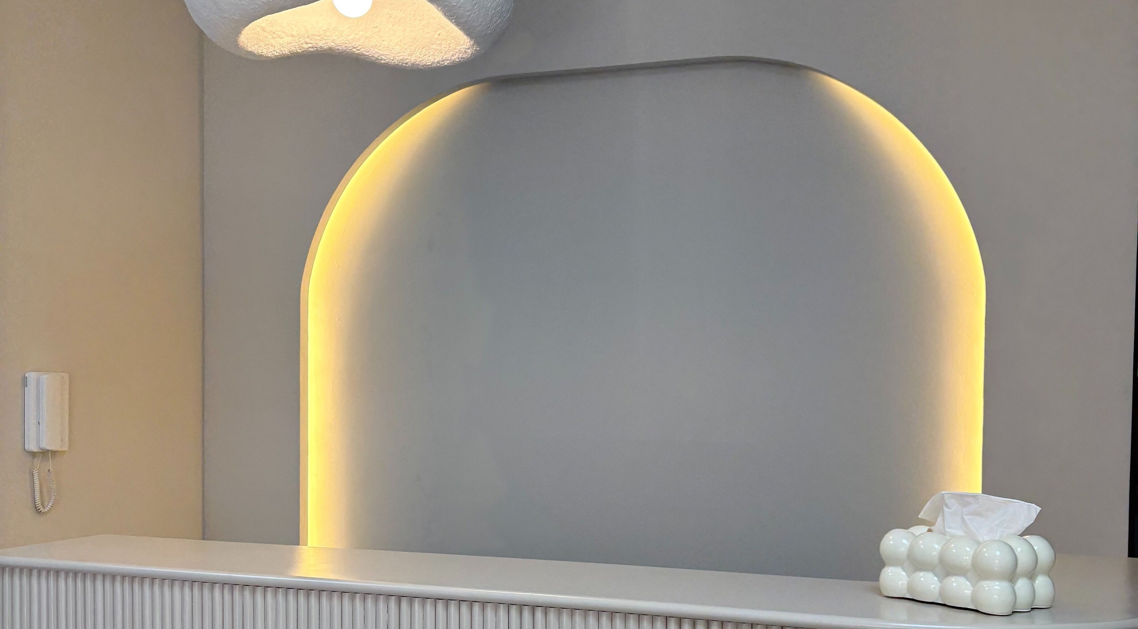 Réception élégante du Jasmine Skin Clinic à El Jadida, Casablanca-settat, MA, éclairée avec style moderne.