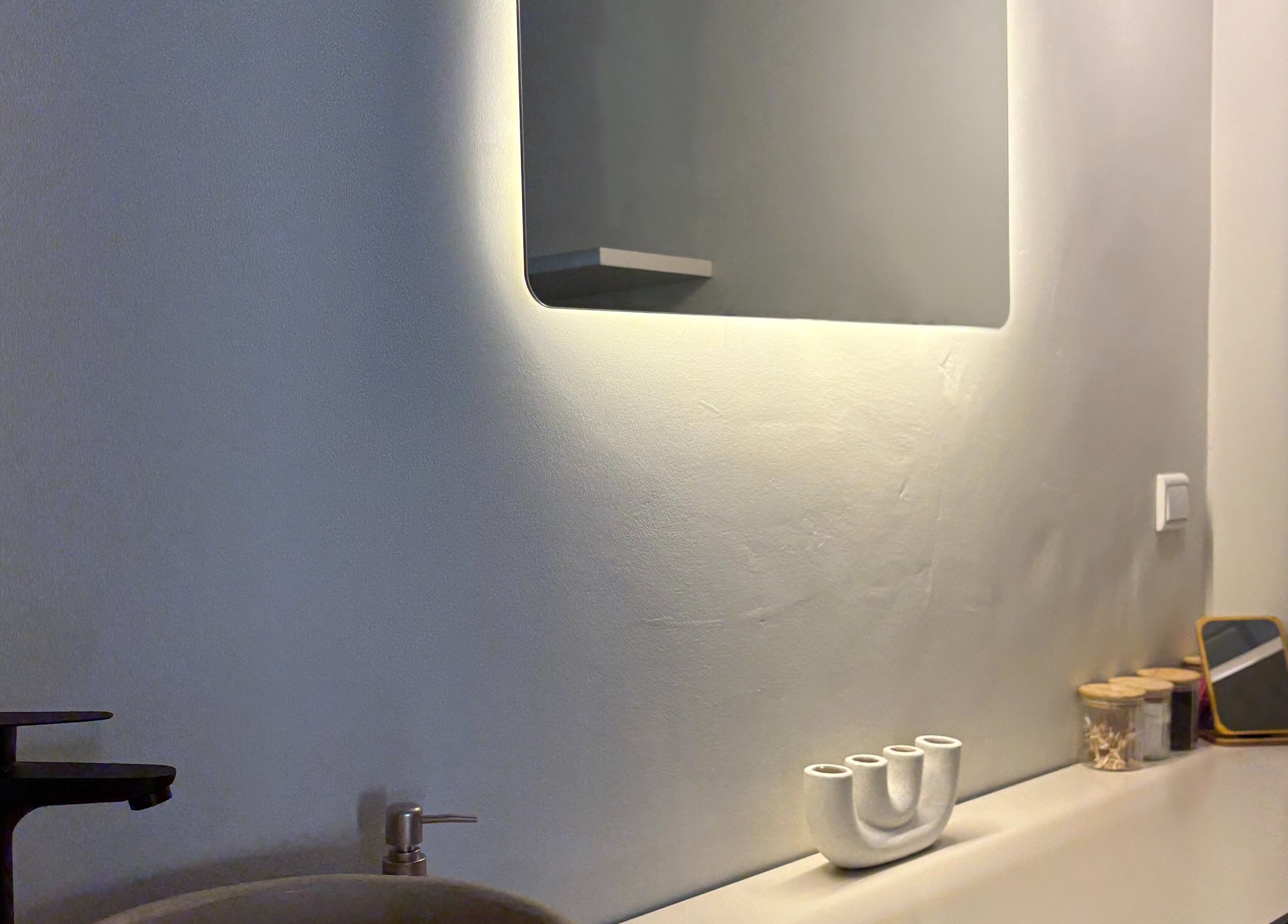 Élégant lavabo avec miroir rétro-éclairé à Jasmine Skin Clinic, El Jadida, Casablanca-settat, MA.