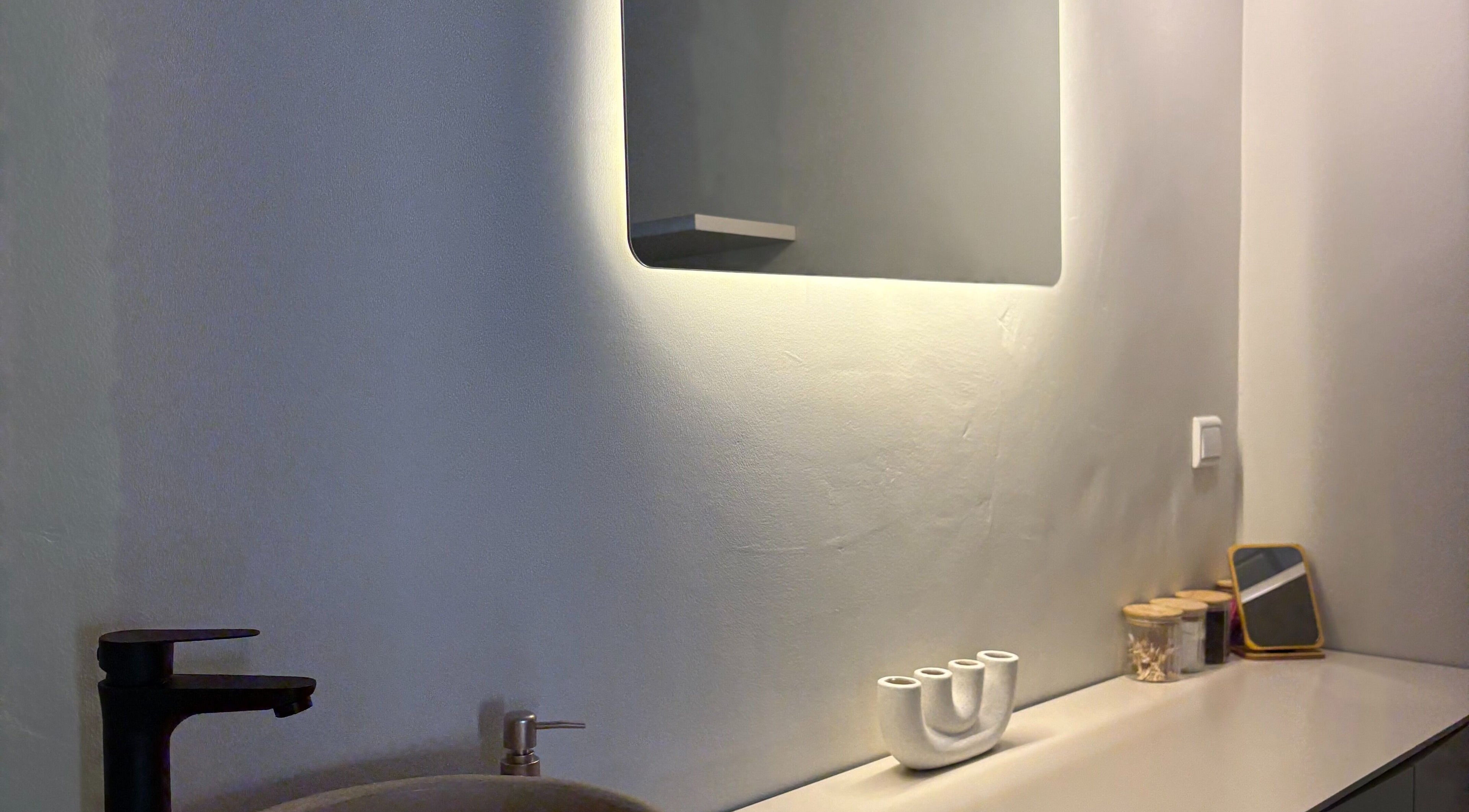 Élégant lavabo avec miroir rétro-éclairé à Jasmine Skin Clinic, El Jadida, Casablanca-settat, MA.