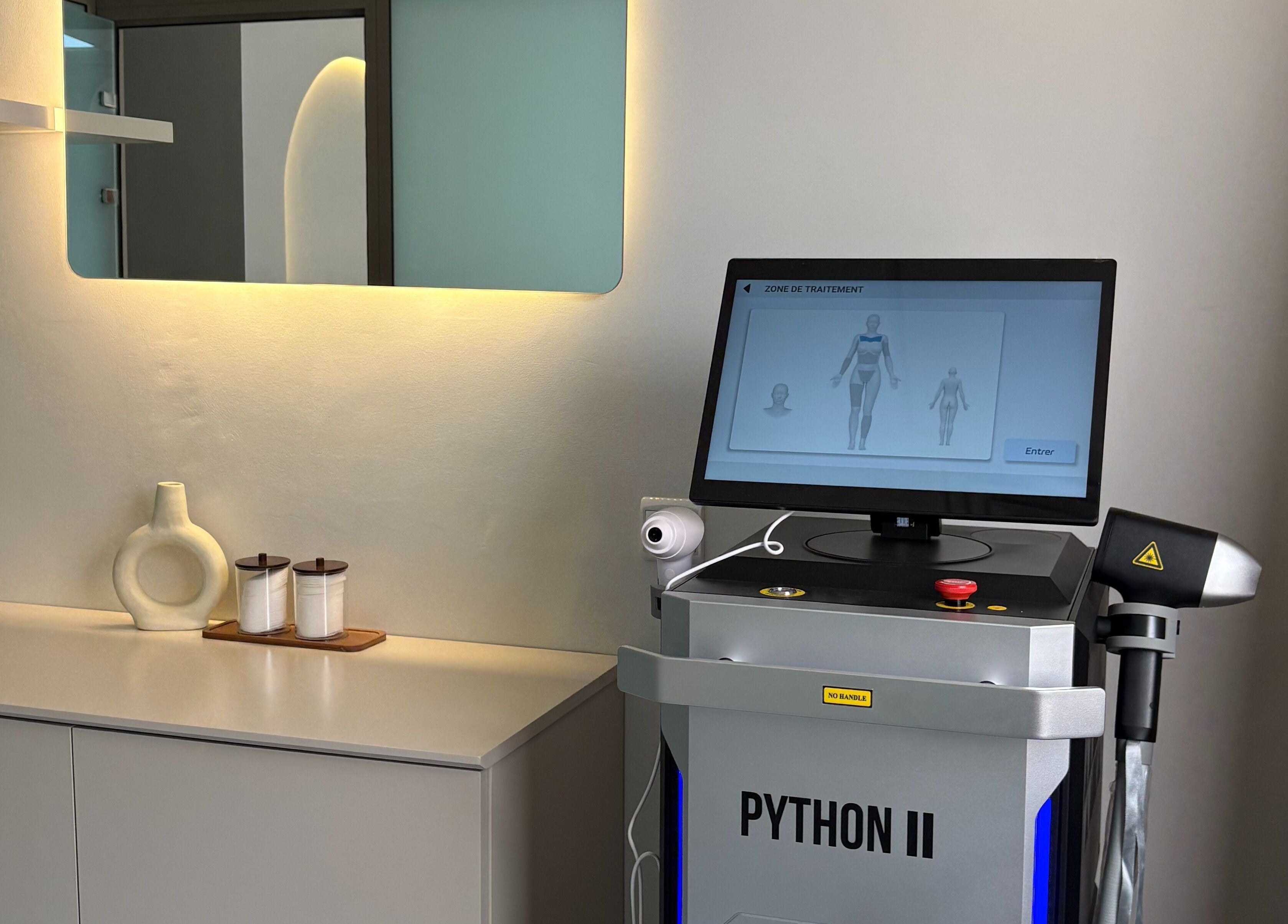 Machine moderne à Jasmine Skin Clinic, El Jadida, Casablanca-settat, MA, pour traitements avancés.