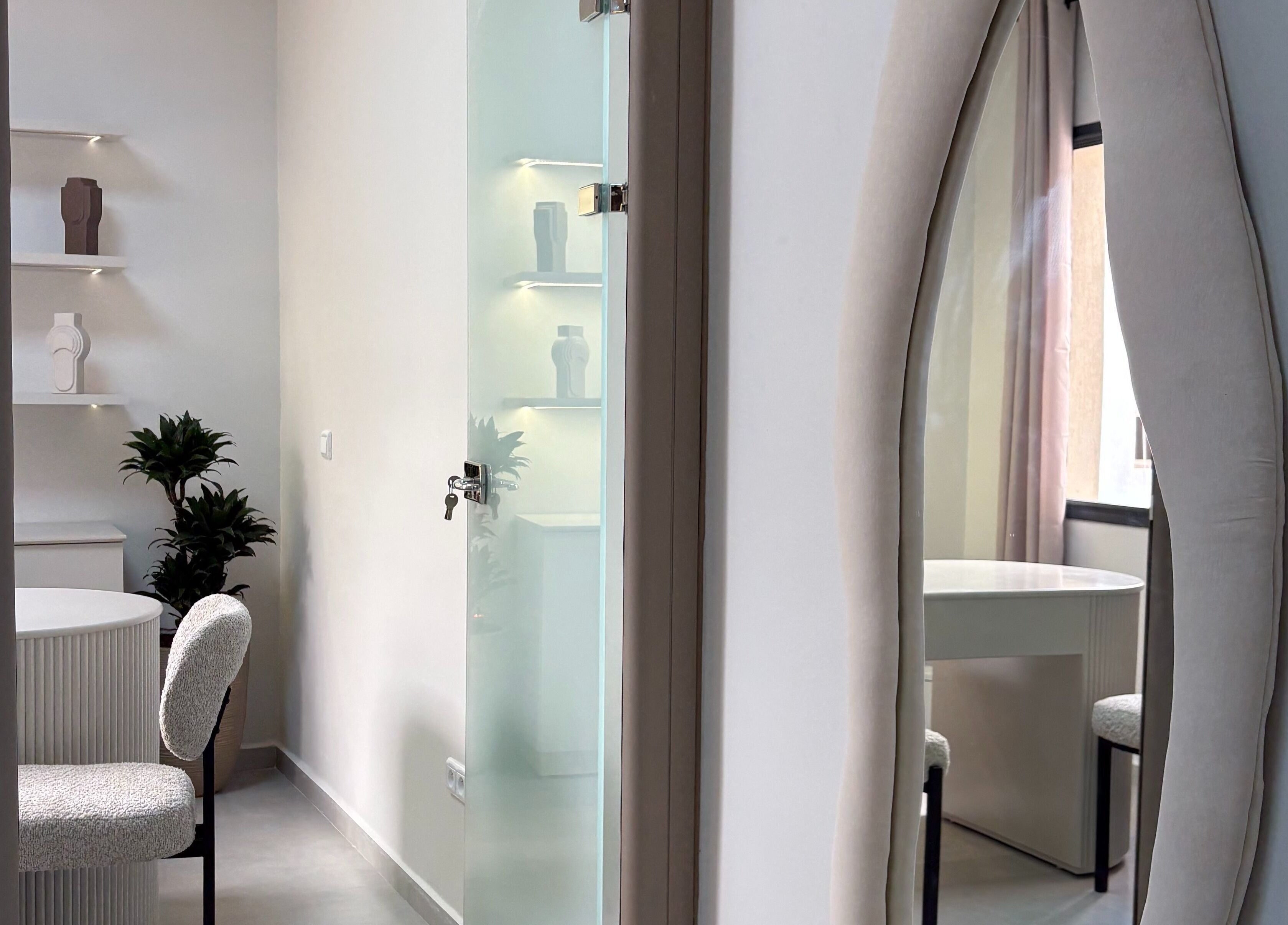 Intérieur moderne du Jasmine Skin Clinic à El Jadida, Casablanca-settat, MA, avec miroir et déco élégante.