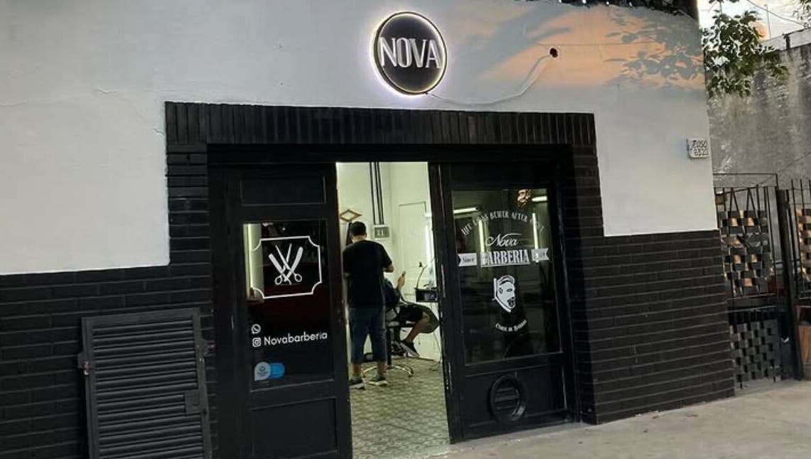 Entrada iluminada de Estudio Nova en San Francisco Solano, Provincia De Buenos Aires, AR.