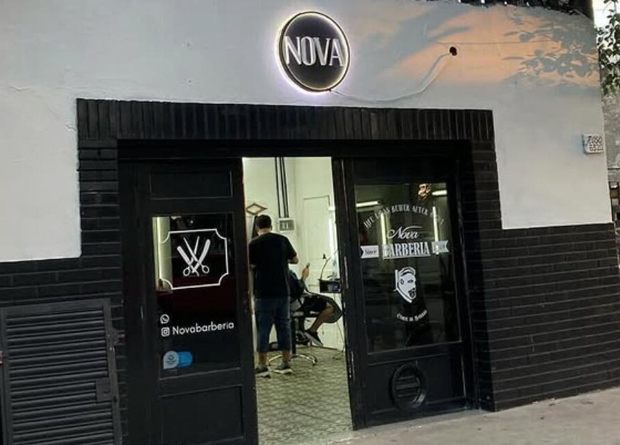 Entrada iluminada de Estudio Nova en San Francisco Solano, Provincia De Buenos Aires, AR.