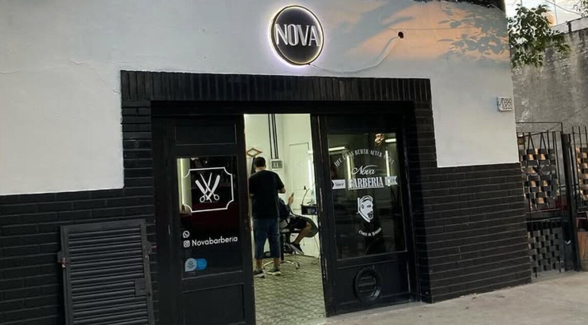 Entrada iluminada de Estudio Nova en San Francisco Solano, Provincia De Buenos Aires, AR.