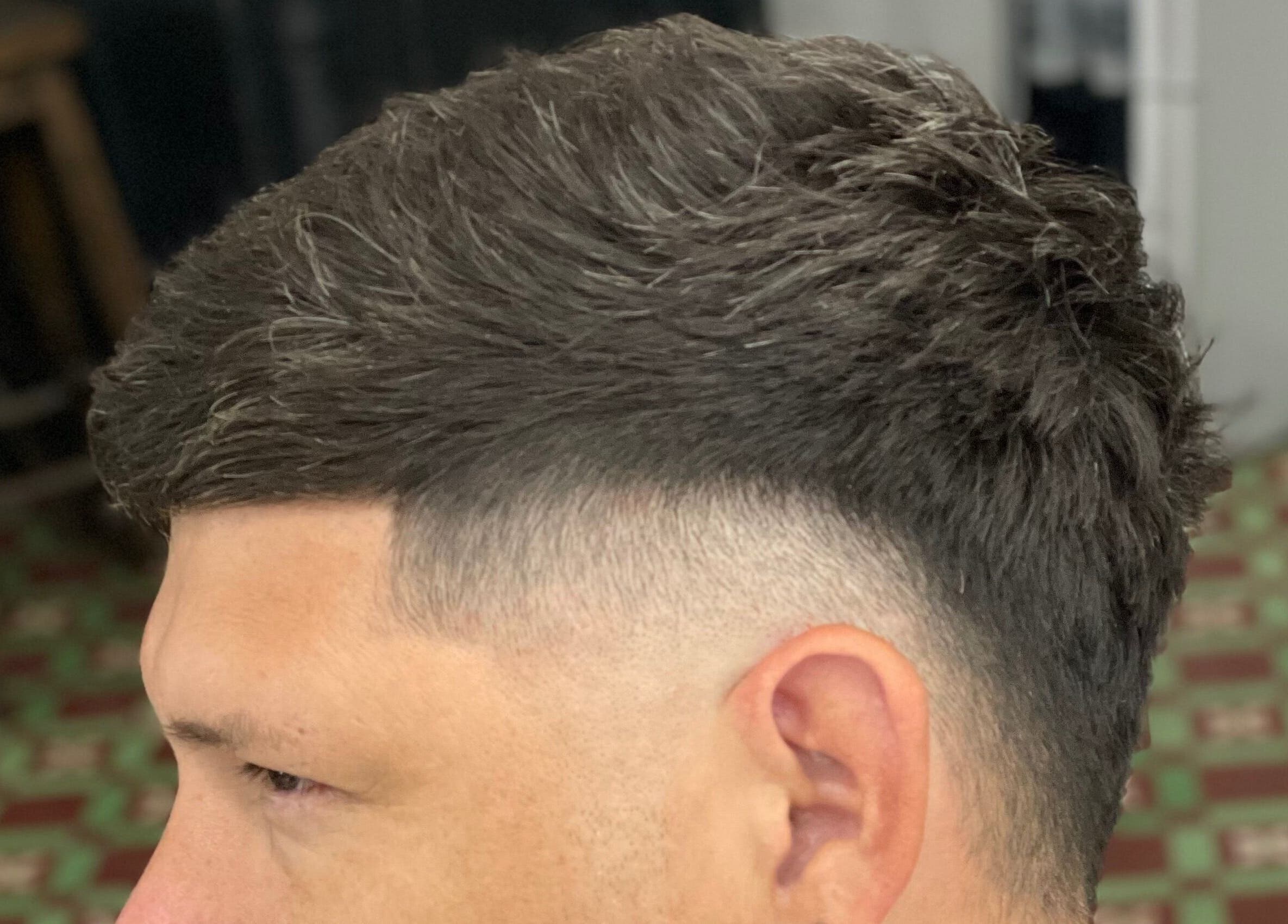 Moderno corte de cabello masculino en Estudio Nova, San Francisco Solano, Provincia De Buenos Aires, AR.