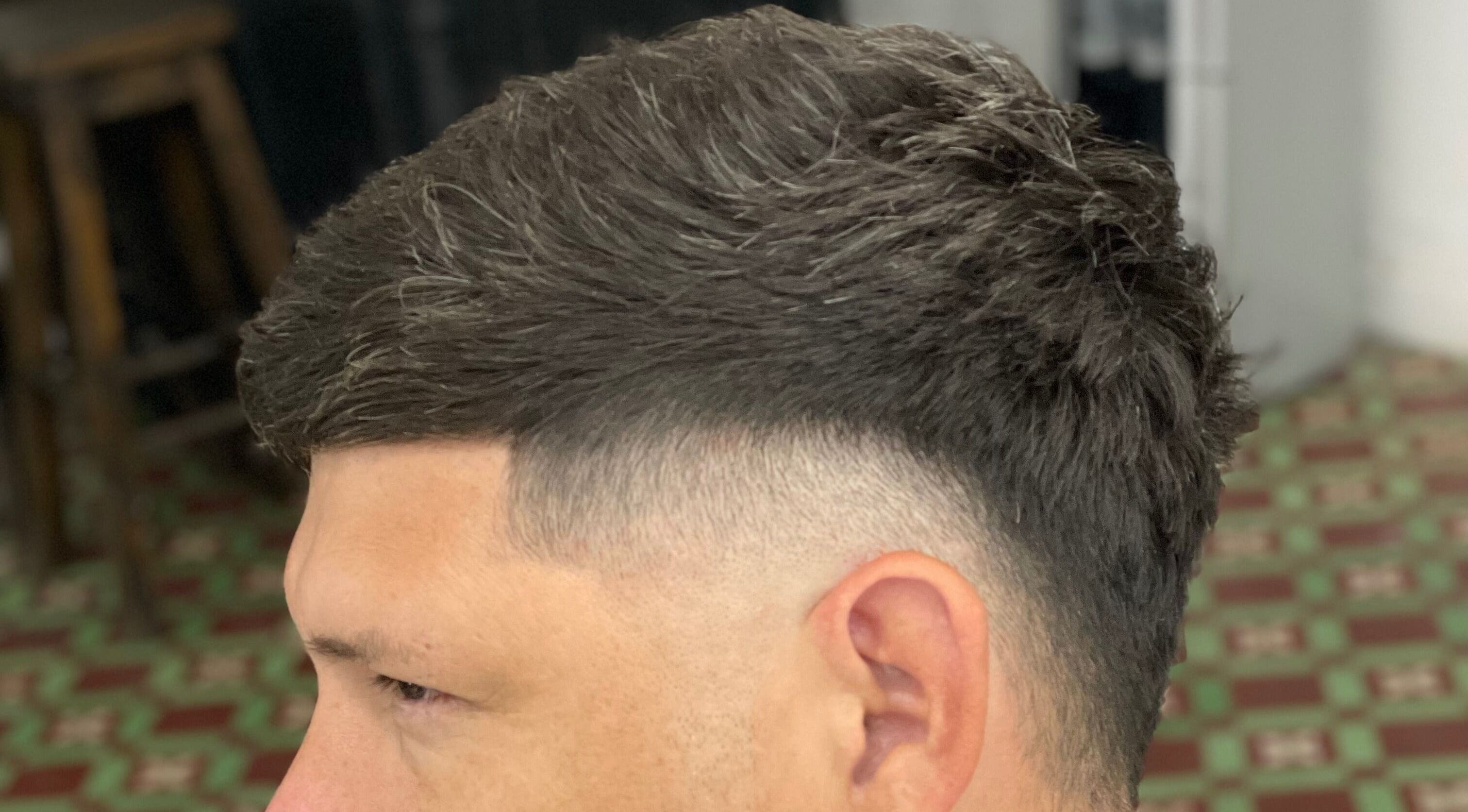 Moderno corte de cabello masculino en Estudio Nova, San Francisco Solano, Provincia De Buenos Aires, AR.