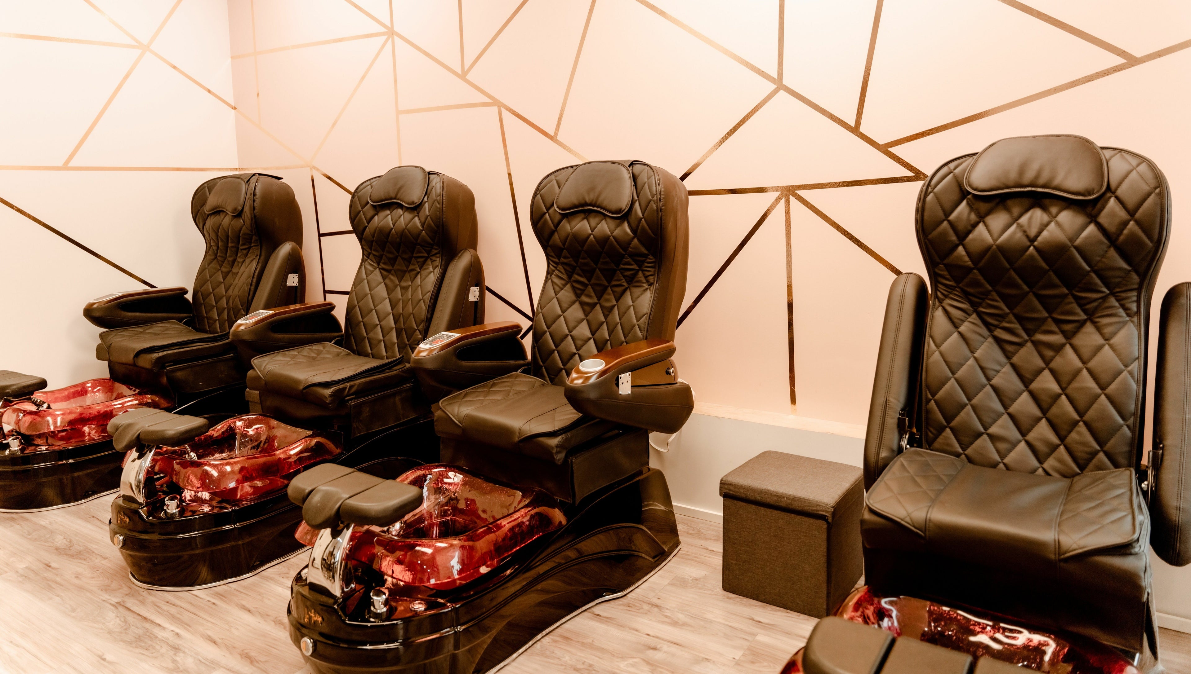 Deluxe pedicure chairs at Bisoux Beauty Bar | Vaudreuil, Vaudreuil-Dorion, Québec, CA for a relaxing experience.