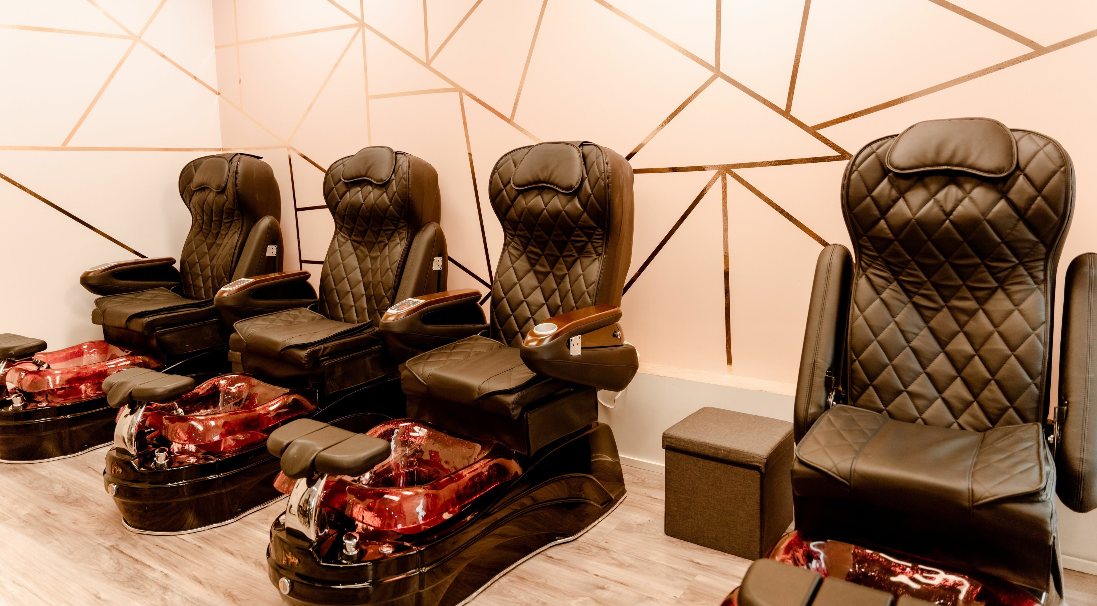 Deluxe pedicure chairs at Bisoux Beauty Bar | Vaudreuil, Vaudreuil-Dorion, Québec, CA for a relaxing experience.