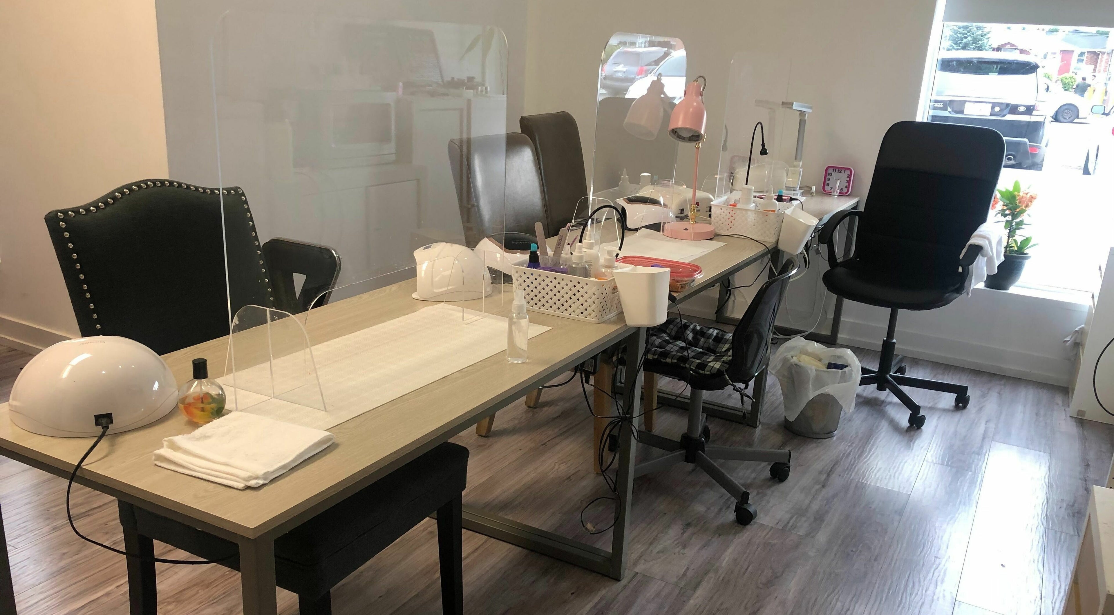Modern nail stations at Bisoux Beauty Bar | Vaudreuil, Vaudreuil-Dorion, Québec, CA, showcasing a clean, elegant setup.