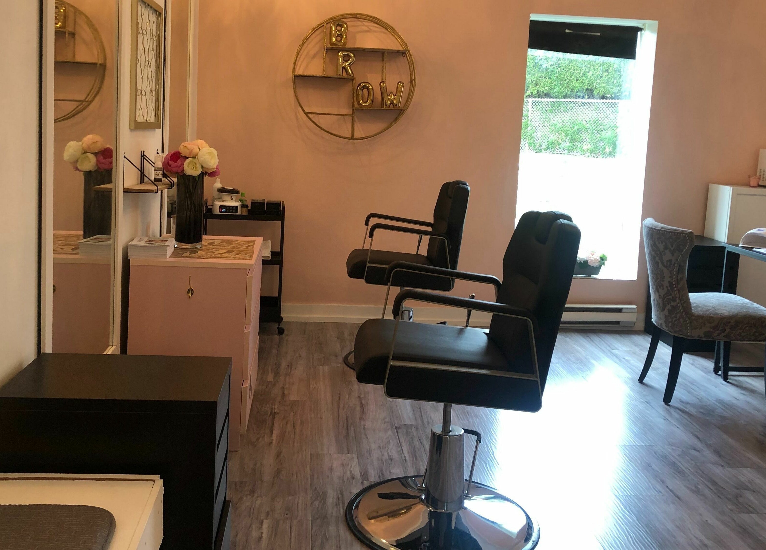 Interior of Bisoux Beauty Bar | Vaudreuil in Vaudreuil-Dorion, Québec, CA, featuring chic salon chairs and decor.