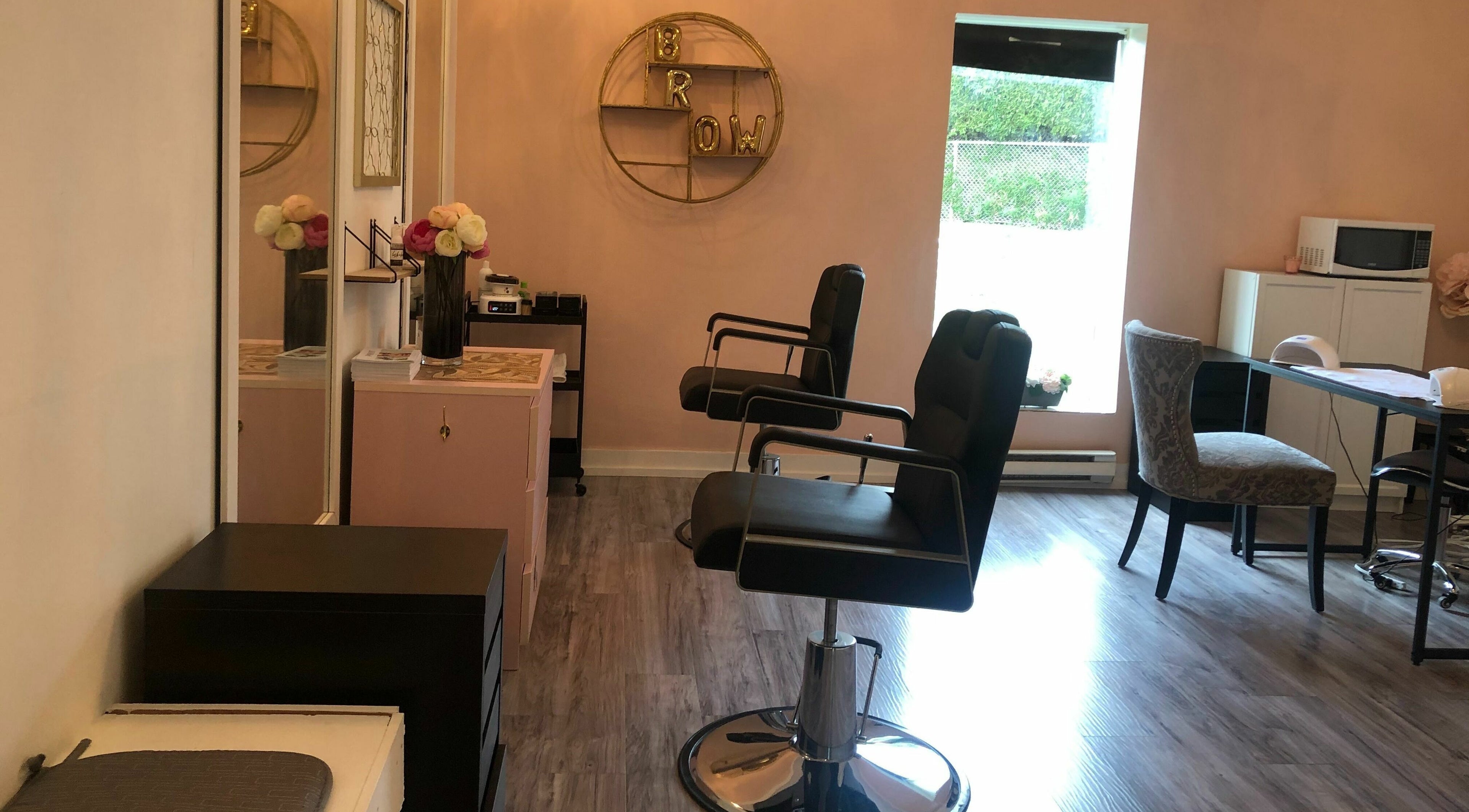 Interior of Bisoux Beauty Bar | Vaudreuil in Vaudreuil-Dorion, Québec, CA, featuring chic salon chairs and decor.