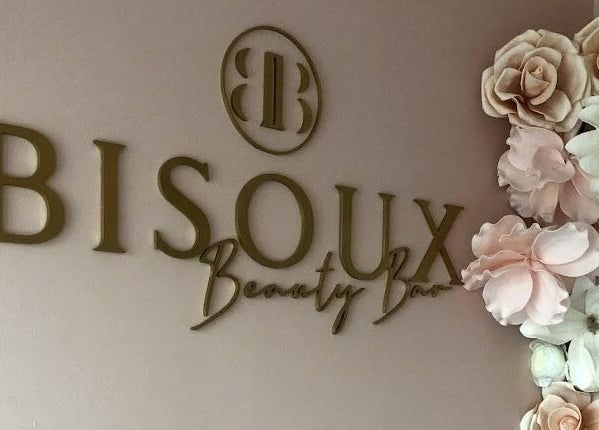 Bisoux Beauty Bar | Vaudreuil wall with gold letters and floral decor in Vaudreuil-Dorion, Québec, CA.