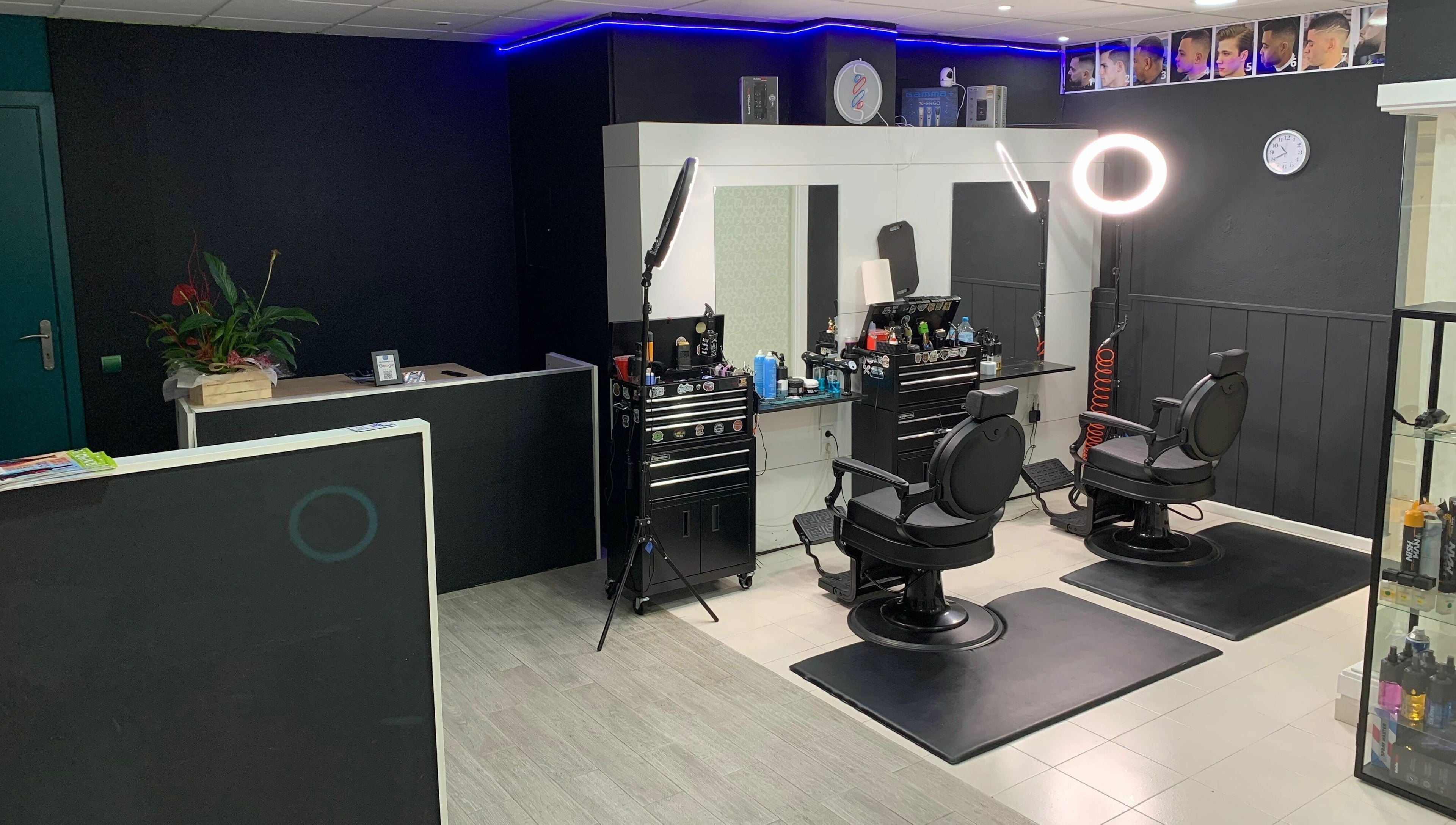 Interior moderno de Blessed BarberShop en Flix, Catalunya, ES, con sillas de peluquería y productos.