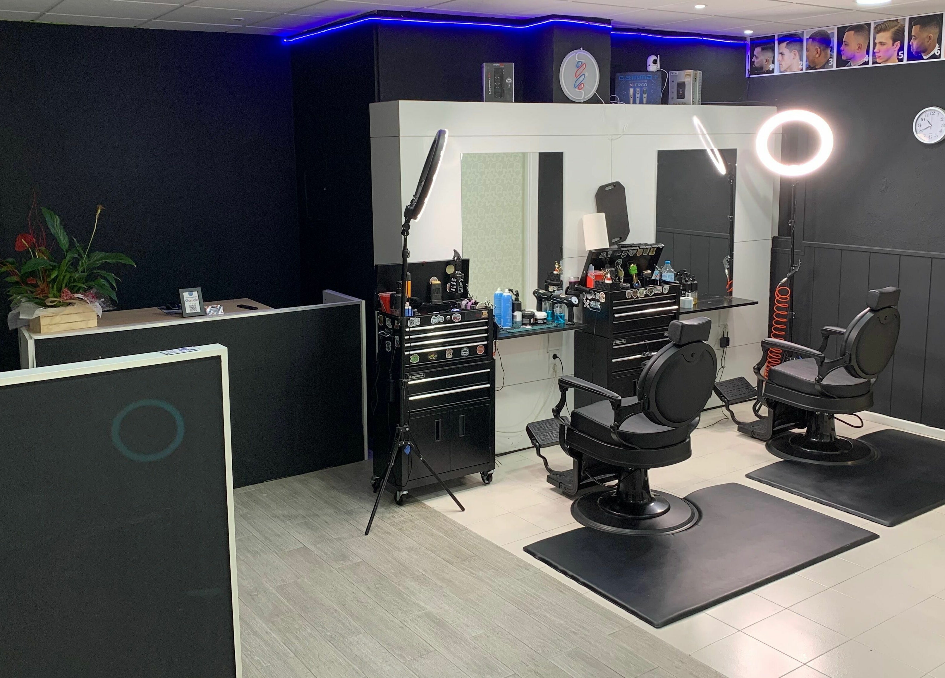 Interior moderno de Blessed BarberShop en Flix, Catalunya, ES, con sillas de peluquería y productos.