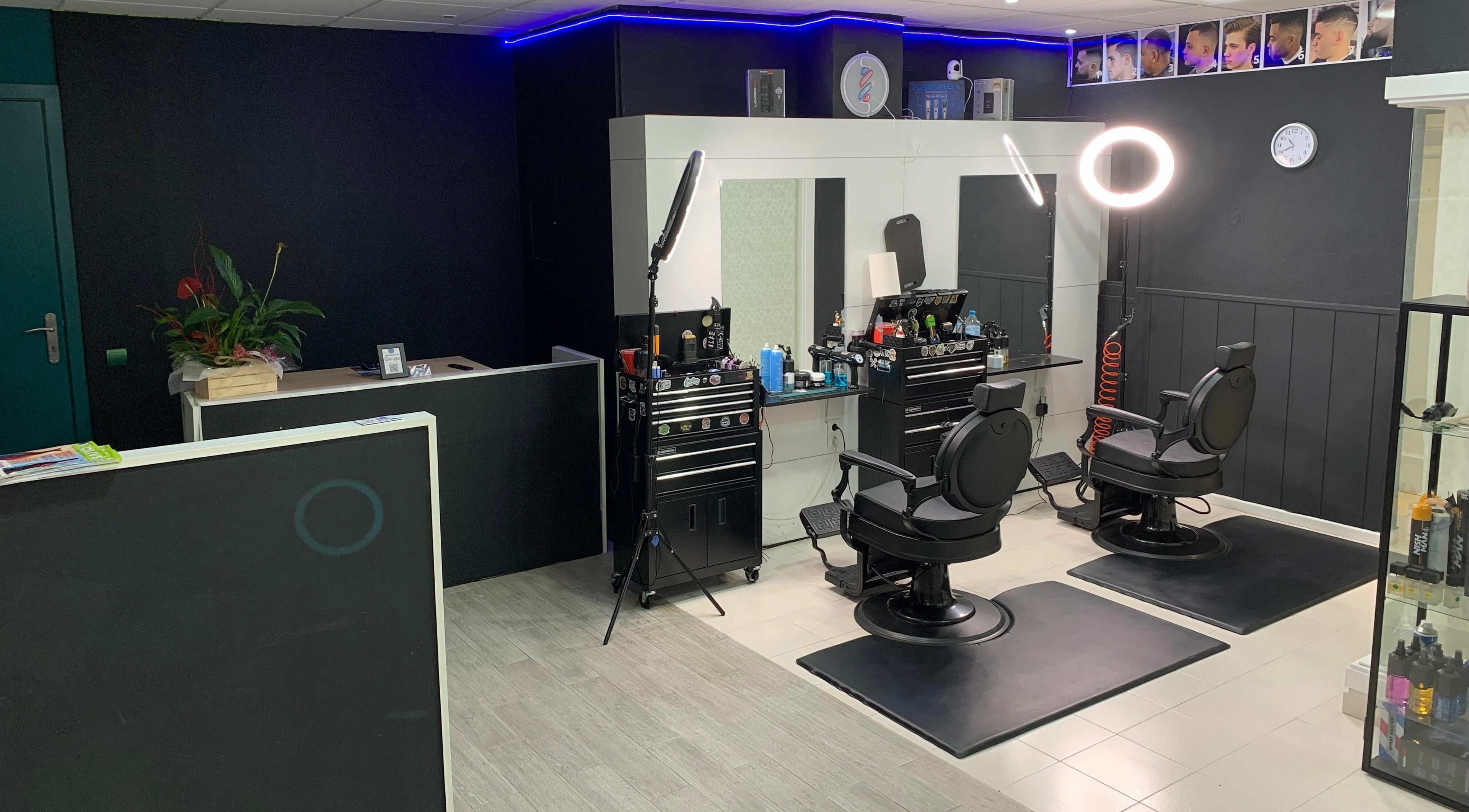 Interior moderno de Blessed BarberShop en Flix, Catalunya, ES, con sillas de peluquería y productos.