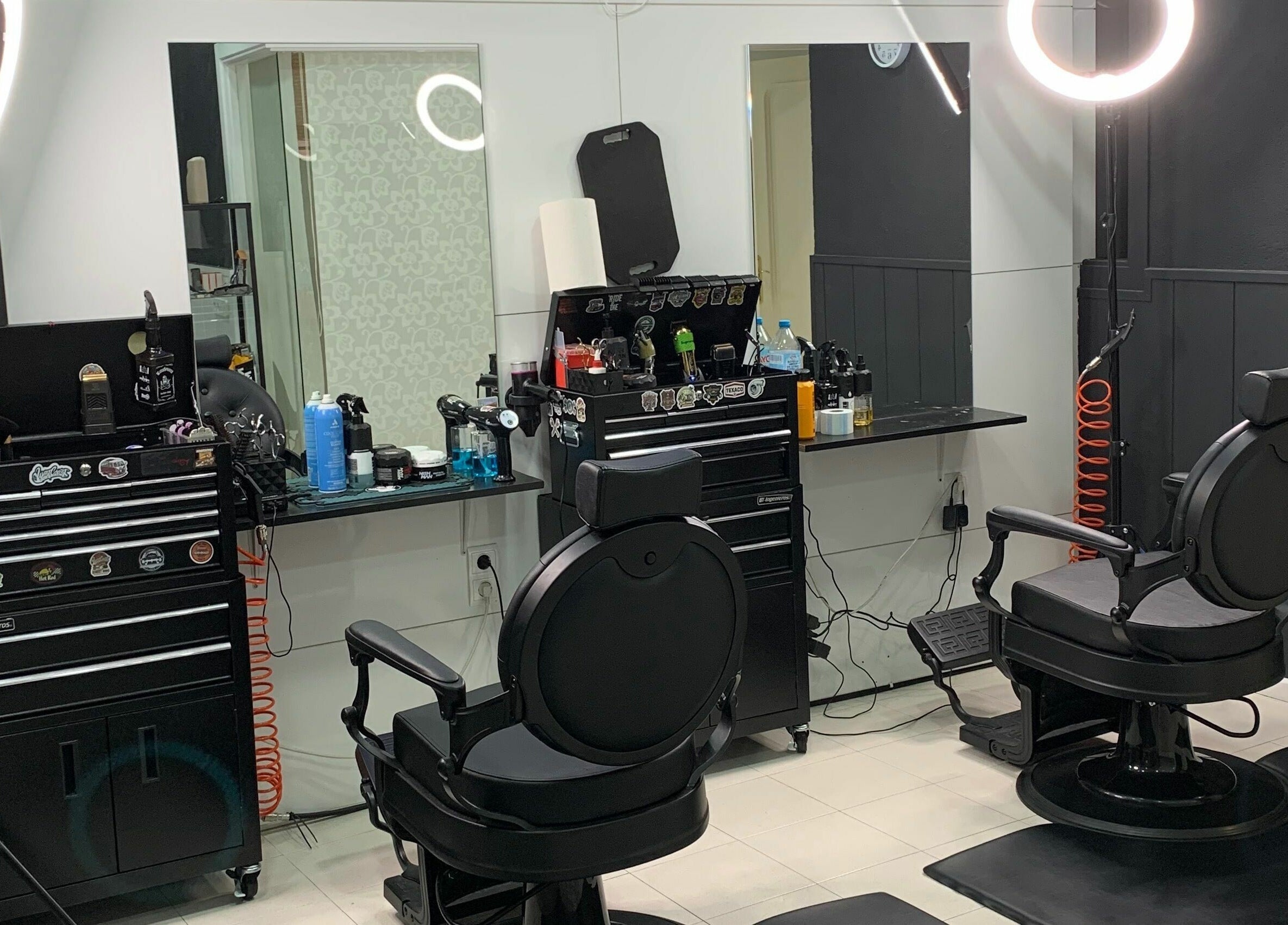 Interior moderno de Blessed BarberShop en Flix, Catalunya, ES con sillas y equipo profesional.