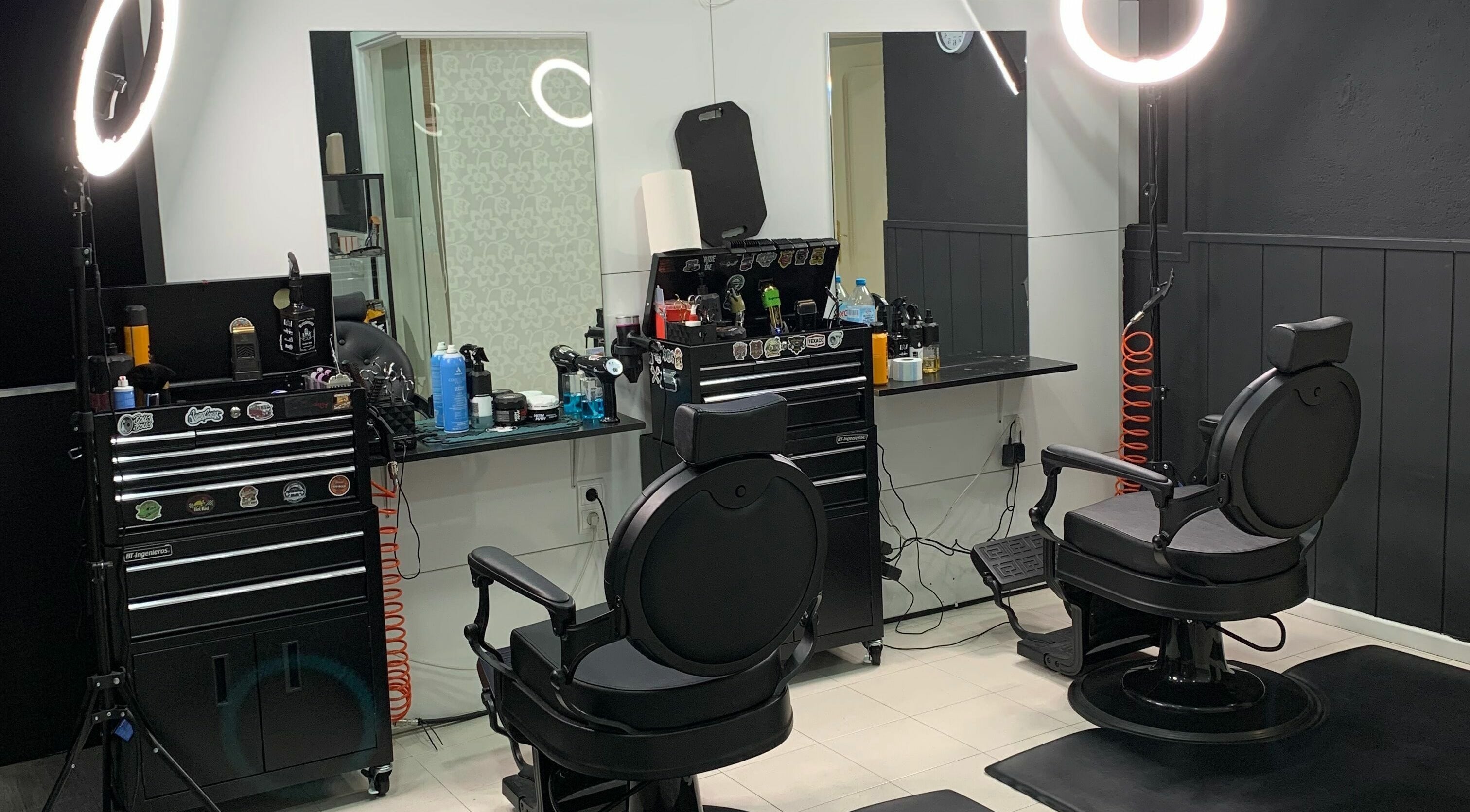 Interior moderno de Blessed BarberShop en Flix, Catalunya, ES con sillas y equipo profesional.