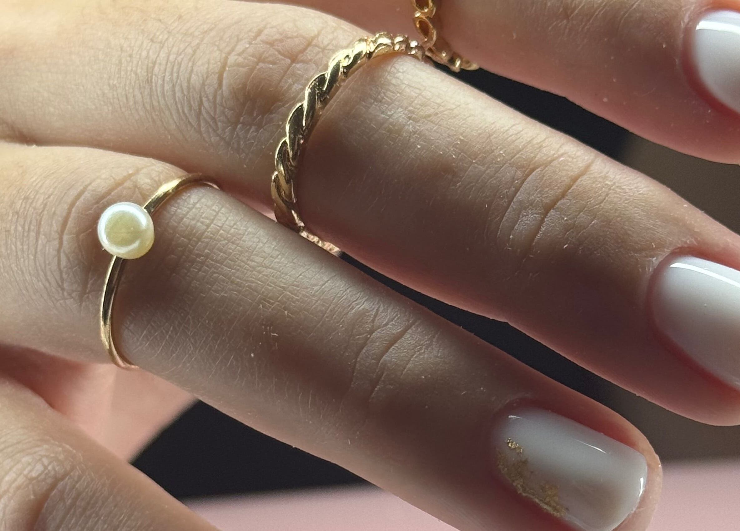 Manicura minimalista de Glambyjoha, Levittown, Toa Baja, PR, con anillos de oro y uñas blancas.