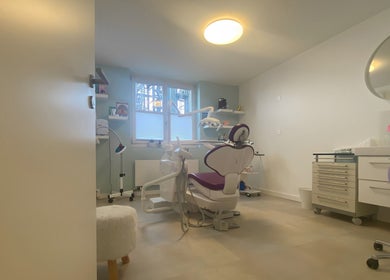 Moderner Zahnarztstuhl bei Dentalcare4you, Wädenswil, Schweiz, CH, für komfortable Behandlungen.