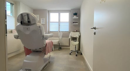 Moderner Behandlungsraum bei Dentalcare4you in Wädenswil, Schweiz, CH, mit komfortablem Behandlungsstuhl.