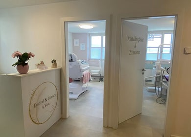 Empfangsbereich bei Dentalcare4you in Wädenswil, Schweiz, CH mit modernem Behandlungsraum.