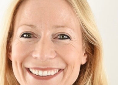 Nahaufnahme einer lächelnden Frau bei Dentalcare4you in Wädenswil, Schweiz, CH.