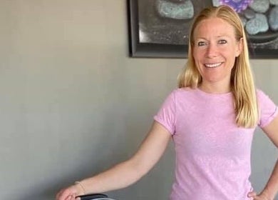 Freundliche Mitarbeiterin bei Dentalcare4you in Wädenswil, Schweiz, CH lächelt in Empfangsbereich.