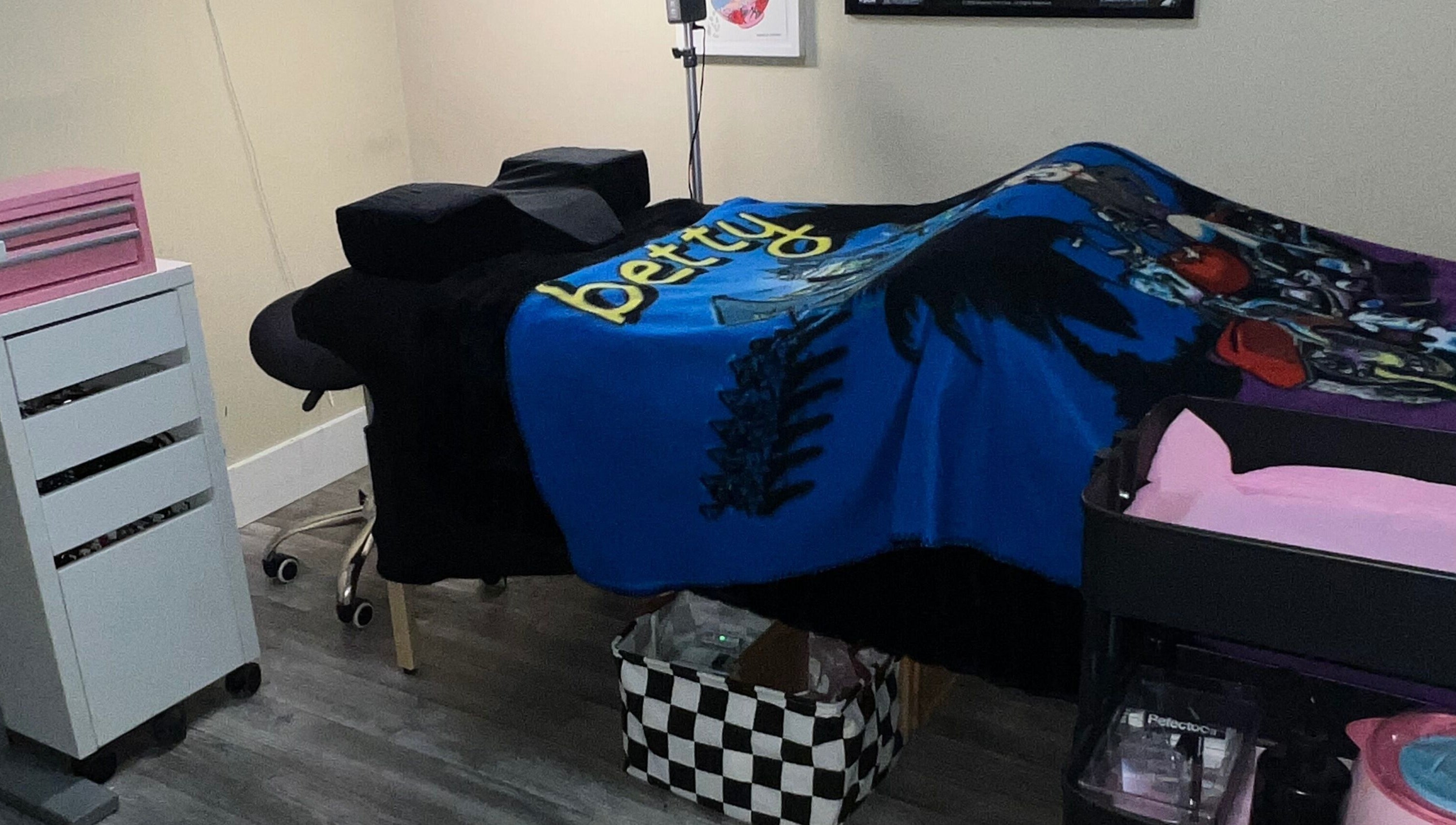 Relaxing treatment room at Mimi Does Lashes in Dartmouth, Nova Scotia, CA, featuring a colorful blanket.