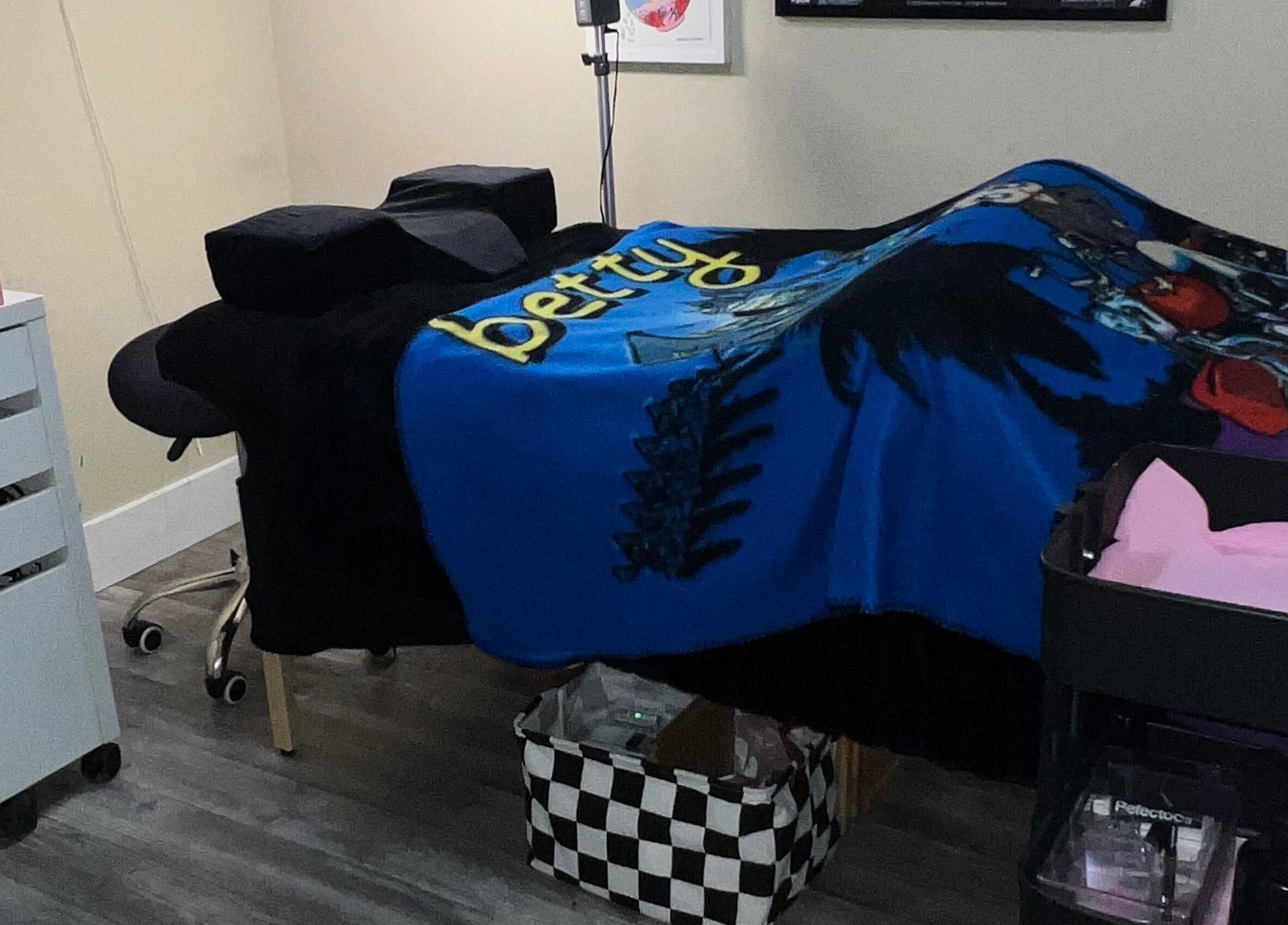 Relaxing treatment room at Mimi Does Lashes in Dartmouth, Nova Scotia, CA, featuring a colorful blanket.