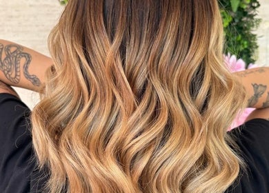 Capelli biondi mossi presso Acconciature Maddy, Brescia, Lombardia, IT, con dettagli glamour.